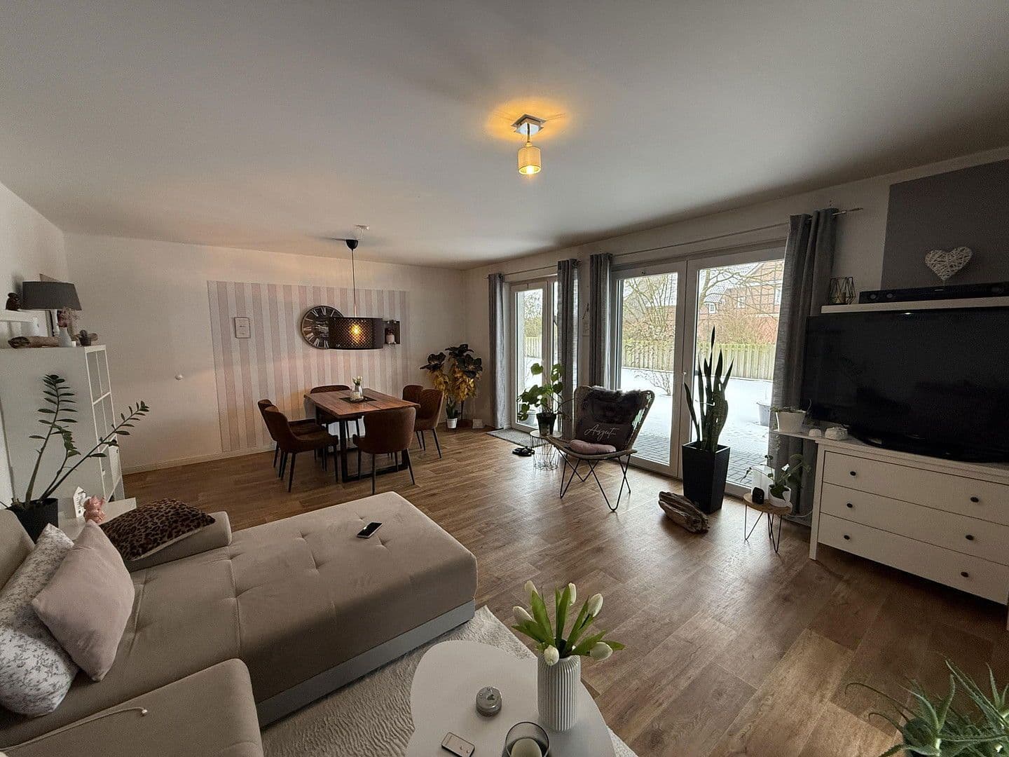 Prenájom bytu 4-izbový 110 m², Sassenburg, Dolné Sasko Prenájom bytu 4-izbový 110 m², Sassenburg, Dolné Sasko