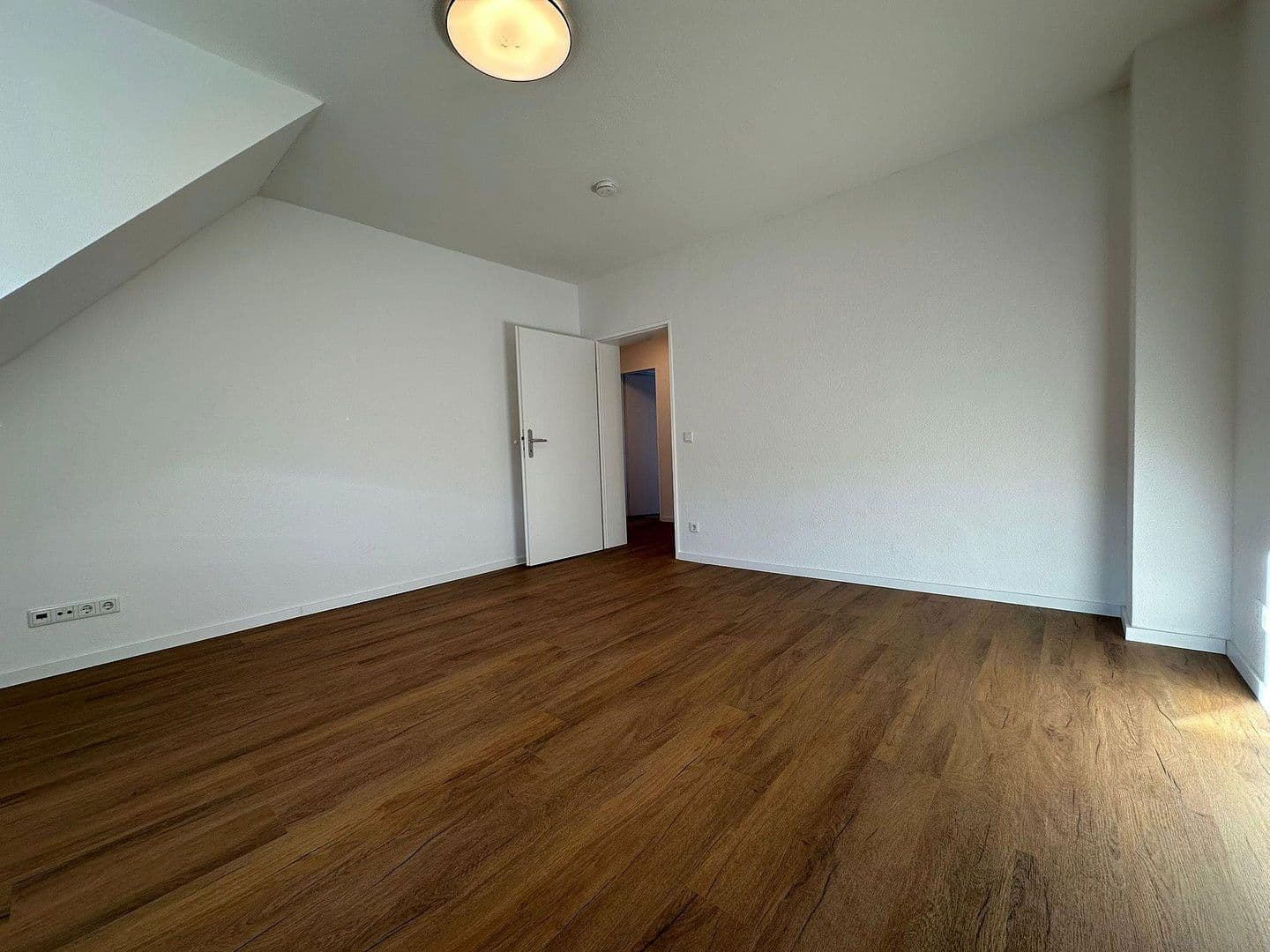 Prenájom bytu 3-izbový 96 m², Schwanhildenstr. 14, Essen, Severné Porýnie - Westfálsko Prenájom bytu 3-izbový 96 m², Schwanhildenstr. 14, Essen, Severné Porýnie - Westfálsko