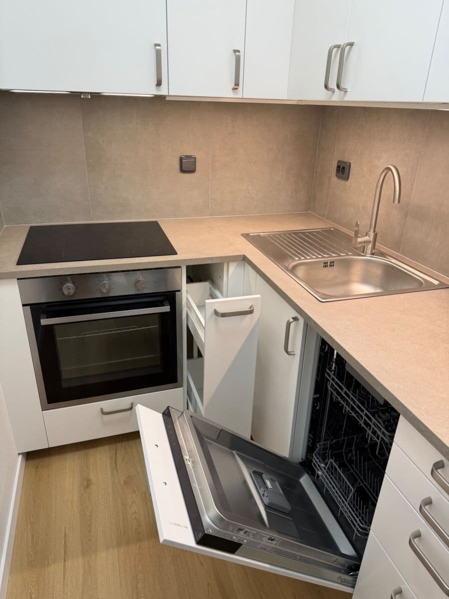 Prenájom bytu 2-izbový 47 m², Běloruská, Brno, Jihomoravský kraj Prenájom bytu 2-izbový 47 m², Běloruská, Brno, Jihomoravský kraj