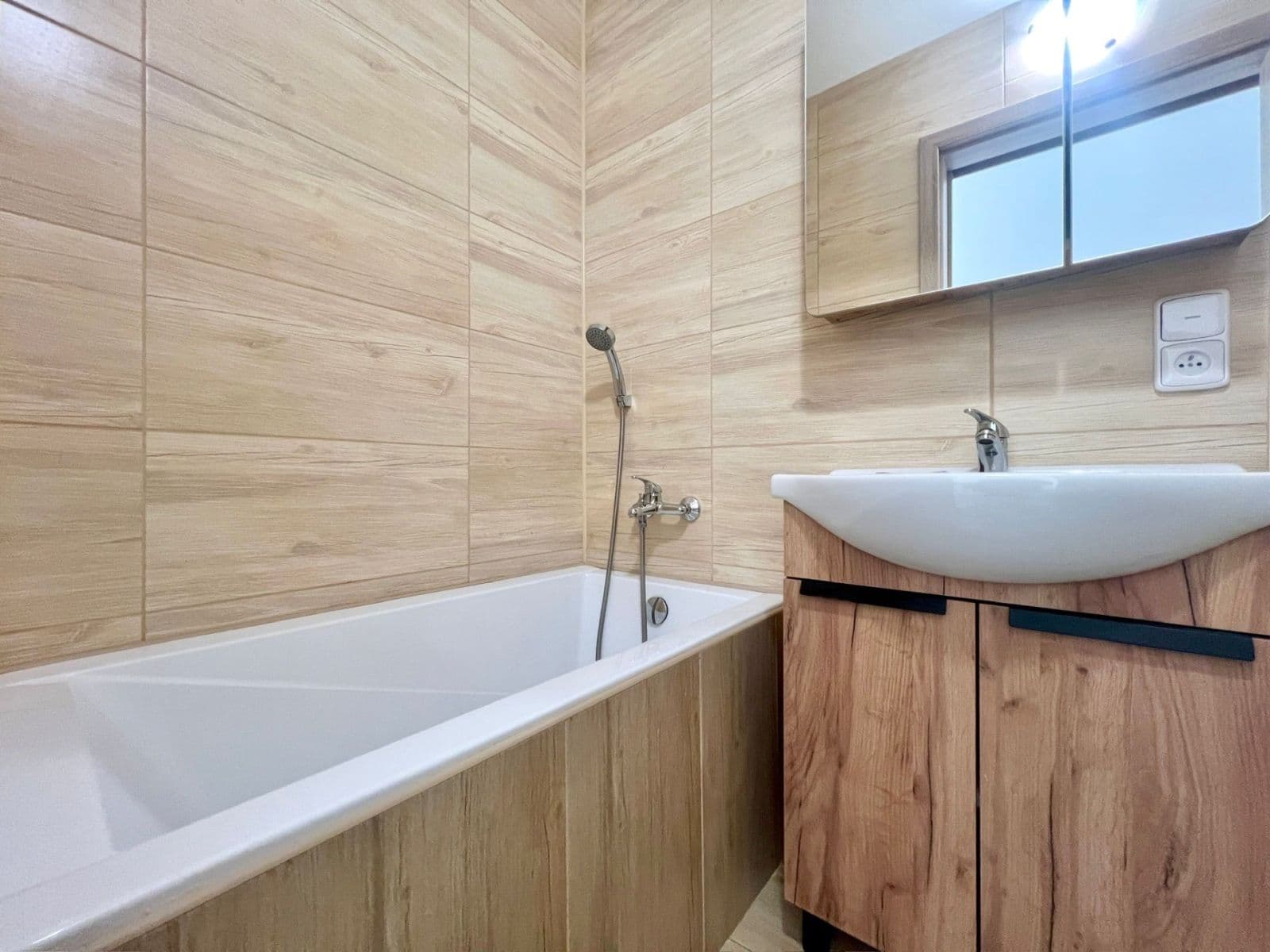 Prenájom bytu 1-izbový 35 m², Pod Břízami, Chomutov, Ústecký kraj Prenájom bytu 1-izbový 35 m², Pod Břízami, Chomutov, Ústecký kraj