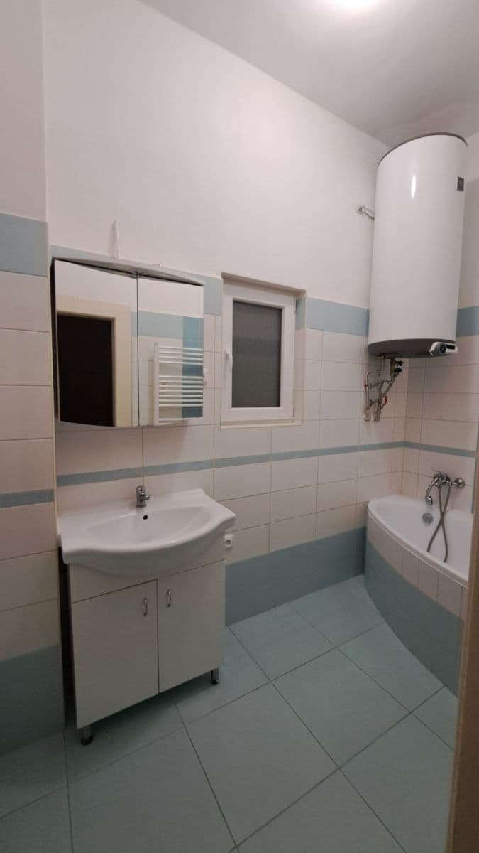 Prenájom bytu 3-izbový 100 m², Čáslavská, Praha, Praha Prenájom bytu 3-izbový 100 m², Čáslavská, Praha, Praha