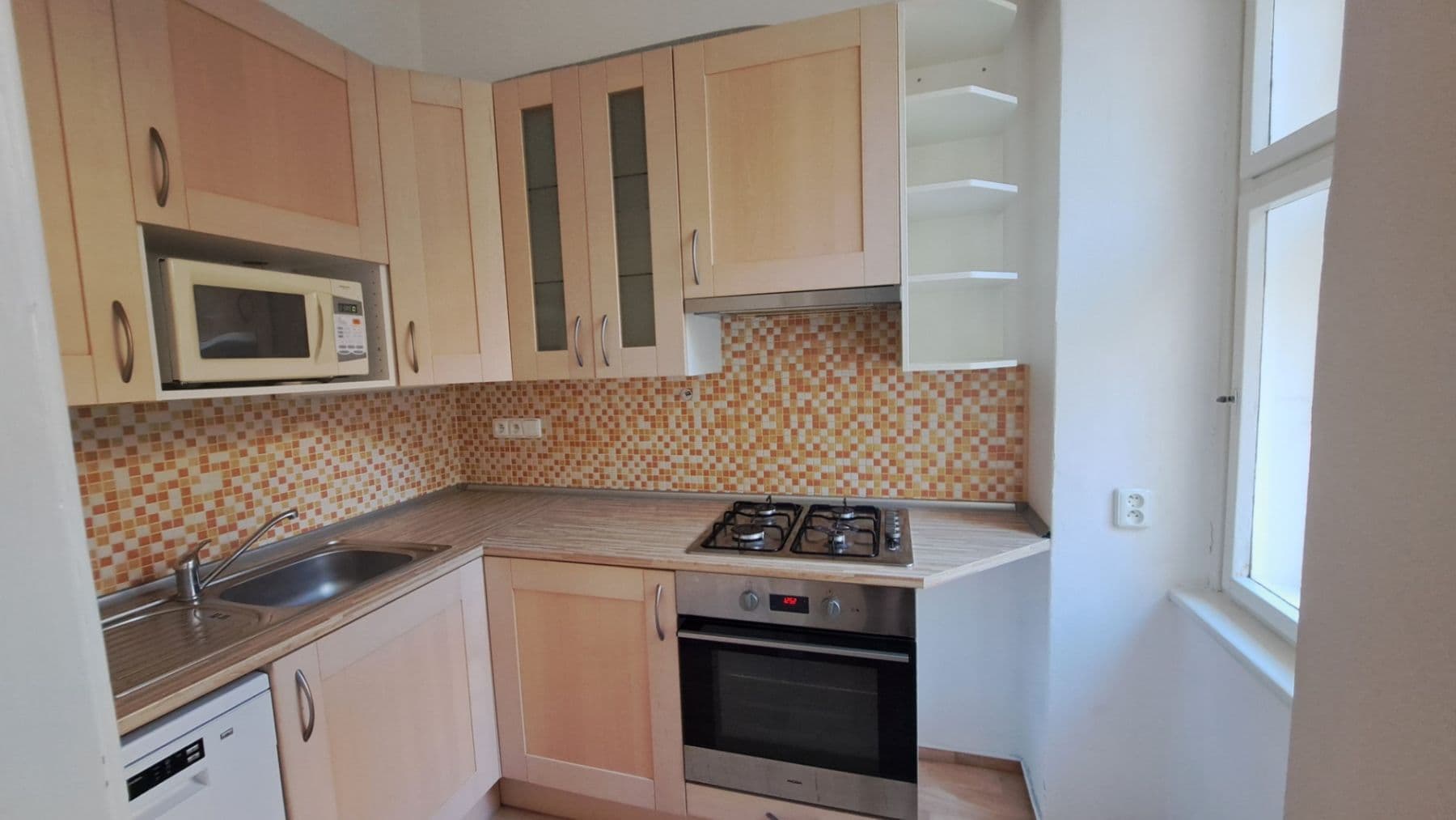 Prenájom bytu 3-izbový 100 m², Čáslavská, Praha, Praha Prenájom bytu 3-izbový 100 m², Čáslavská, Praha, Praha