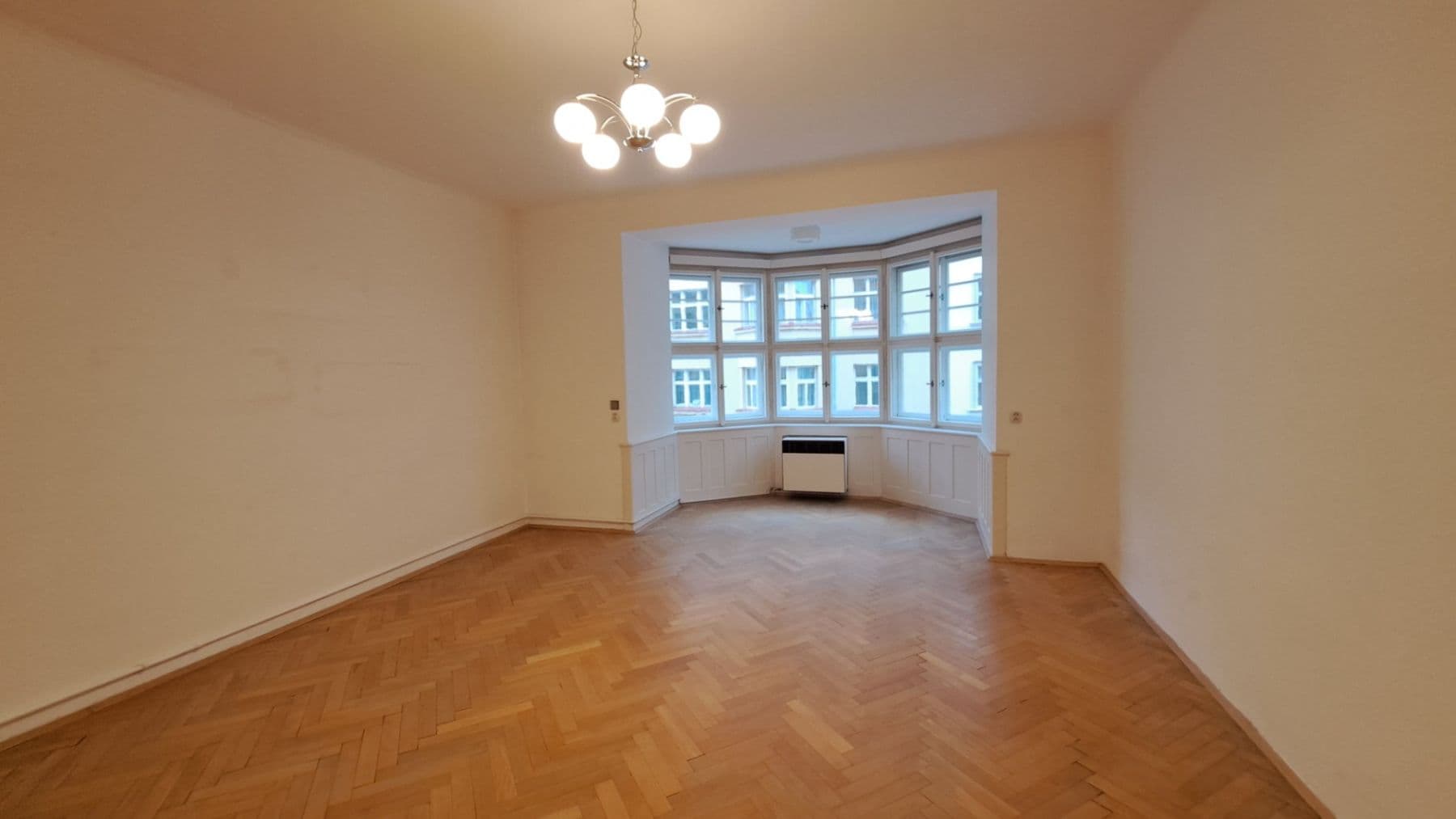 Prenájom bytu 3-izbový 100 m², Čáslavská, Praha, Praha Prenájom bytu 3-izbový 100 m², Čáslavská, Praha, Praha