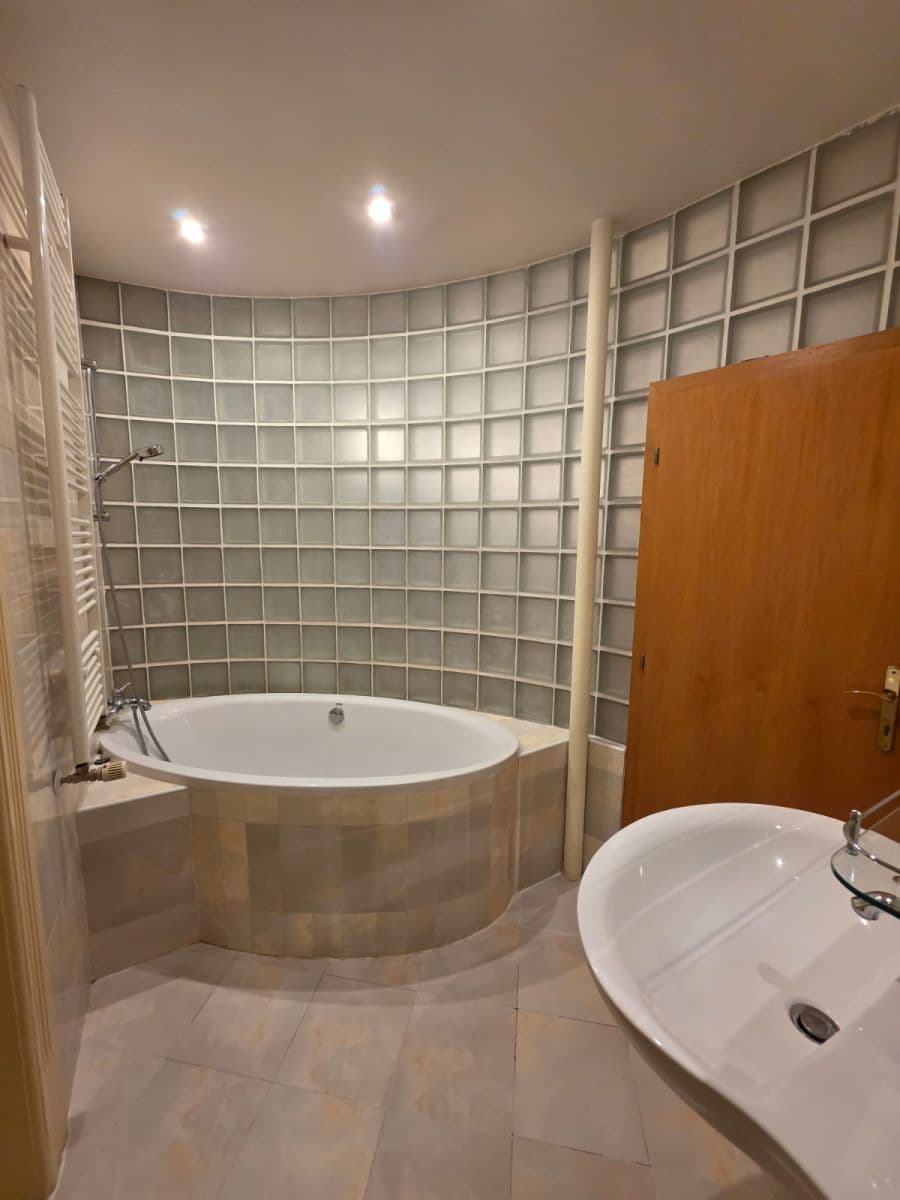 Prenájom bytu 3-izbový 100 m², Bratislava - mestská časť Staré Mesto, Bratislavský kraj Prenájom bytu 3-izbový 100 m², Bratislava - mestská časť Staré Mesto, Bratislavský kraj