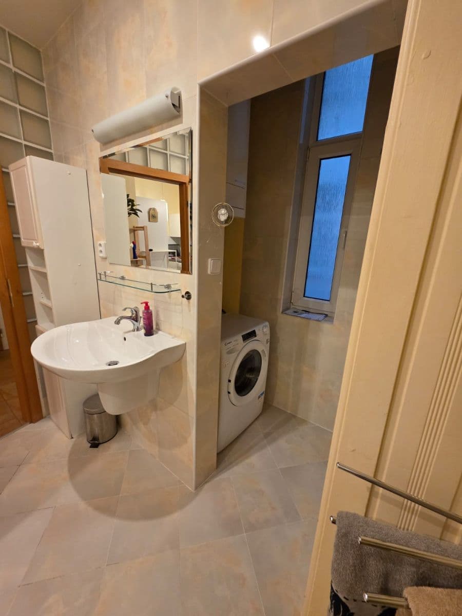 Prenájom bytu 3-izbový 100 m², Bratislava - mestská časť Staré Mesto, Bratislavský kraj Prenájom bytu 3-izbový 100 m², Bratislava - mestská časť Staré Mesto, Bratislavský kraj