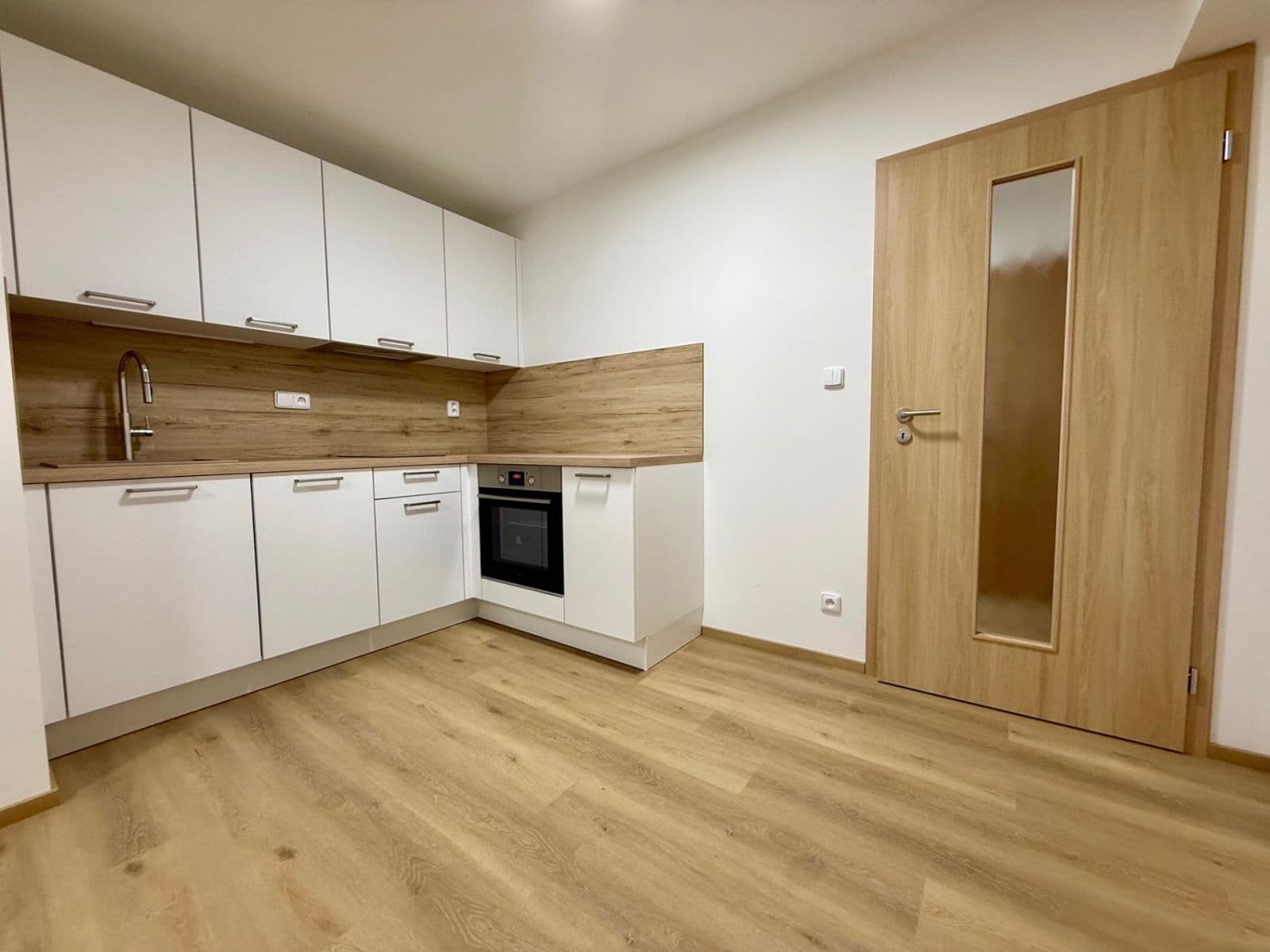 Prenájom bytu 2-izbový 63 m², Mochovská, Praha, Praha Prenájom bytu 2-izbový 63 m², Mochovská, Praha, Praha