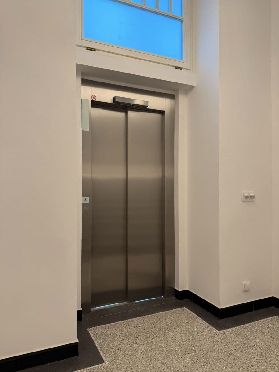 Prenájom bytu 3-izbový 69 m², 28. pluku, Praha, Praha Prenájom bytu 3-izbový 69 m², 28. pluku, Praha, Praha