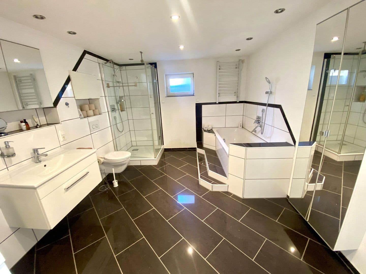 Predaj domu 205 m², pozemek 560 m², Haselweg 3, Jestetten, Bádensko-Wurttembersko Predaj domu 205 m², pozemek 560 m², Haselweg 3, Jestetten, Bádensko-Wurttembersko