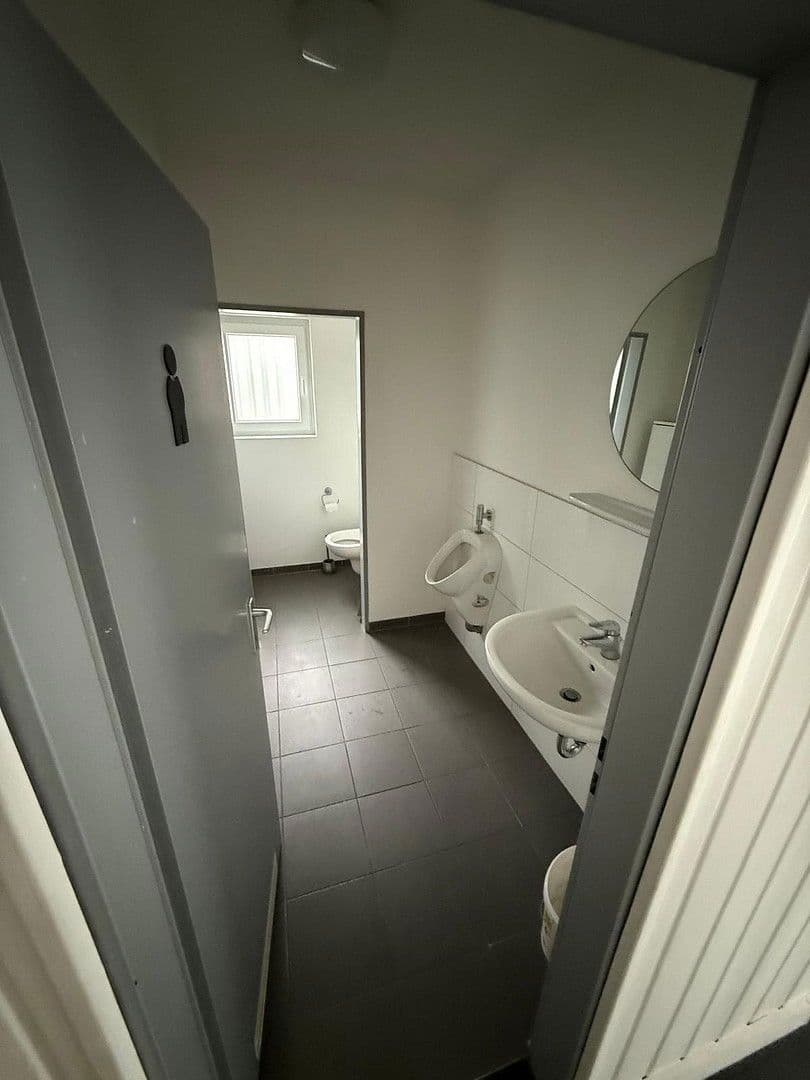 Prenájom nebytového priestoru 4.000 m², Beule 74, Wuppertal, Severné Porýnie - Westfálsko Prenájom nebytového priestoru 4.000 m², Beule 74, Wuppertal, Severné Porýnie - Westfálsko