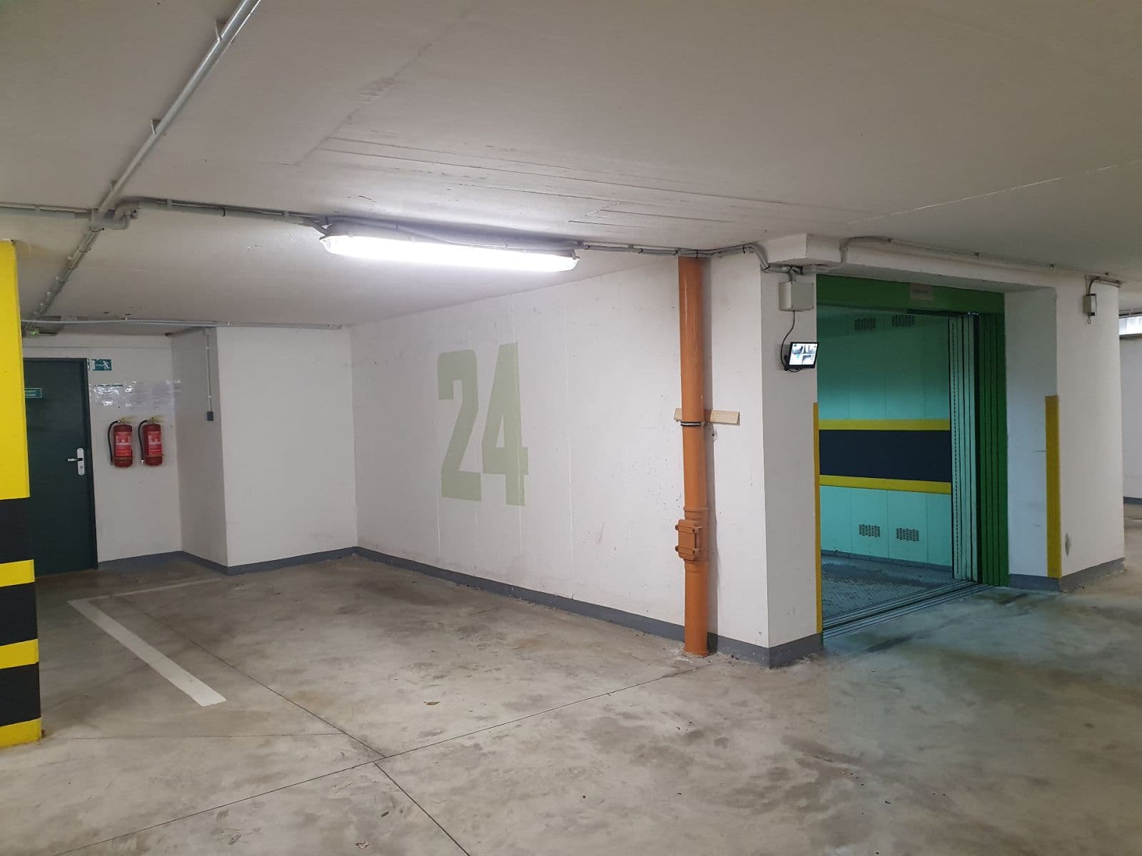 Prenájom garáže 15 m², Varšavská, Praha, Praha Prenájom garáže 15 m², Varšavská, Praha, Praha