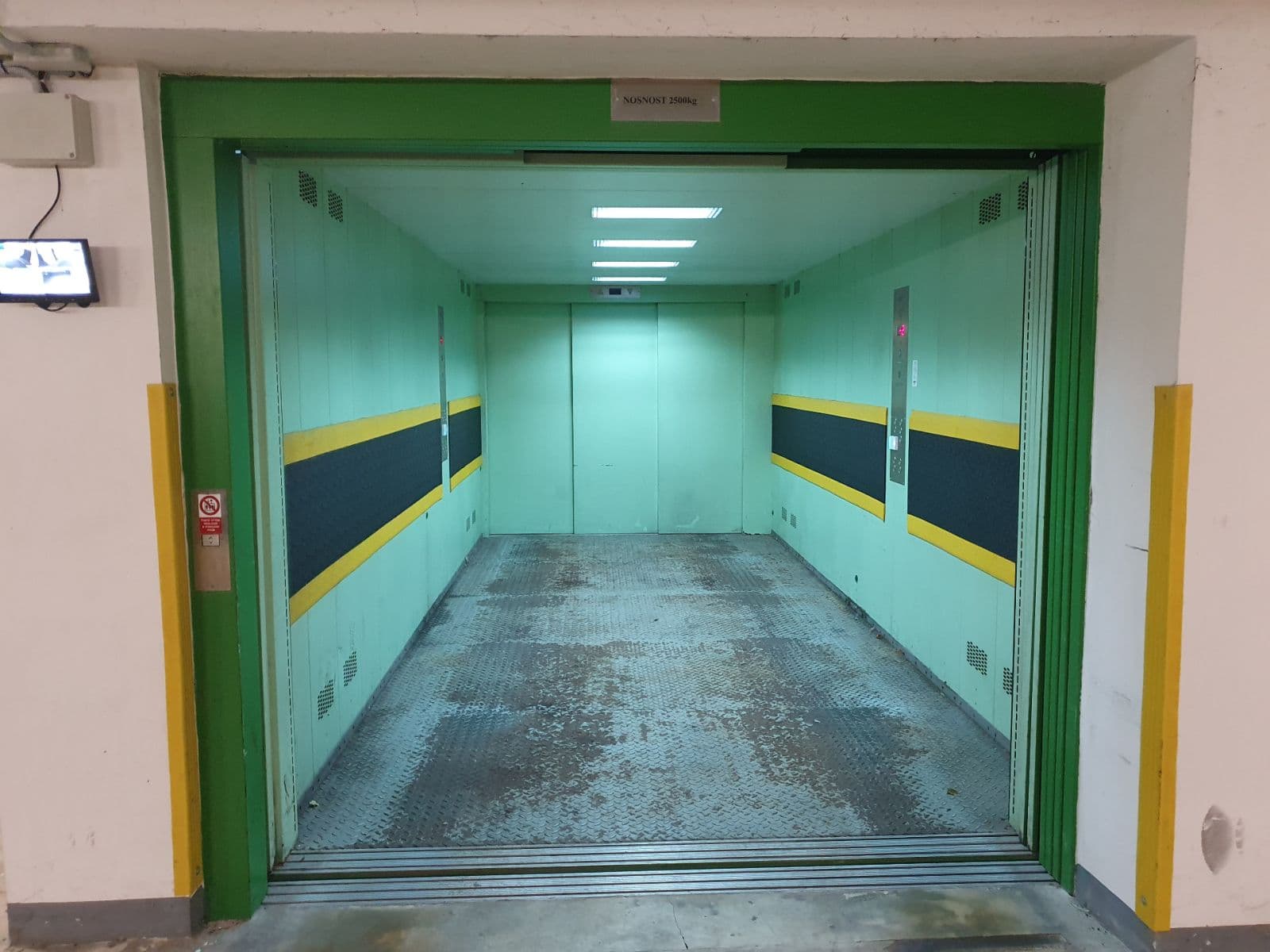 Prenájom garáže 15 m², Varšavská, Praha, Praha Prenájom garáže 15 m², Varšavská, Praha, Praha