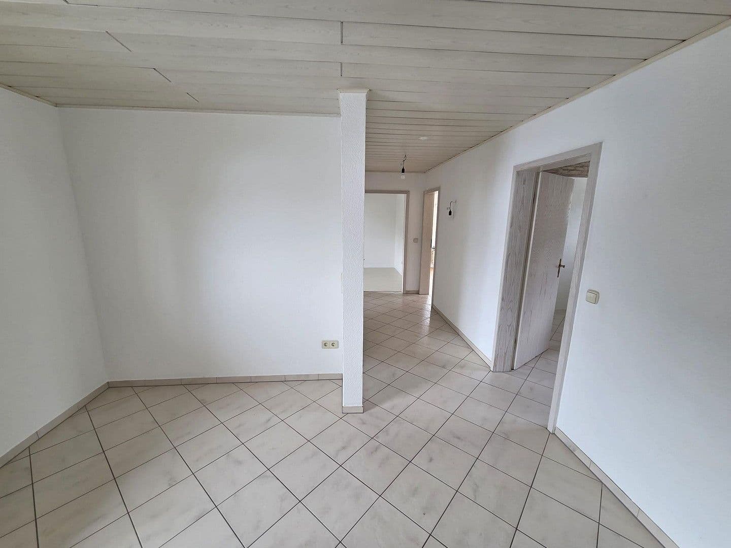 Prenájom bytu 4-izbový 120 m², Buchen (Odenwald), Bádensko-Wurttembersko Prenájom bytu 4-izbový 120 m², Buchen (Odenwald), Bádensko-Wurttembersko