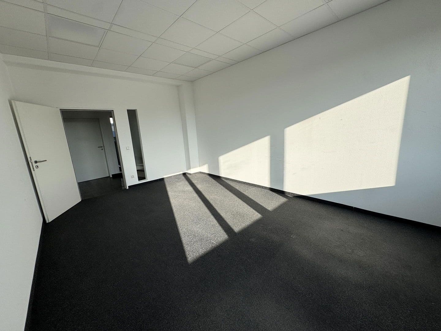 Prenájom kancelárie 370 m², Bahnhofstr. 18, Unterföhring, Bavorsko Prenájom kancelárie 370 m², Bahnhofstr. 18, Unterföhring, Bavorsko