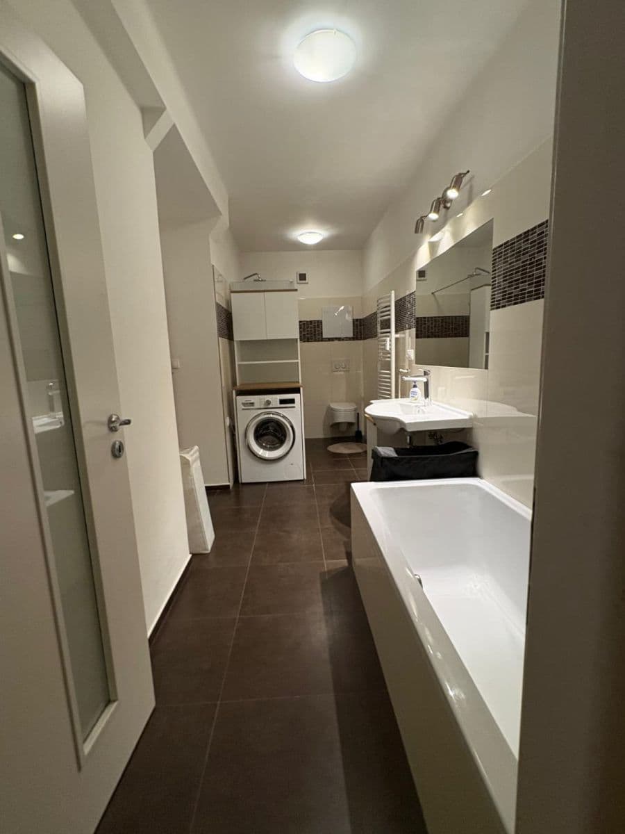 Prenájom bytu 3-izbový 78 m², Nové Mesto, Bratislavský kraj Prenájom bytu 3-izbový 78 m², Nové Mesto, Bratislavský kraj