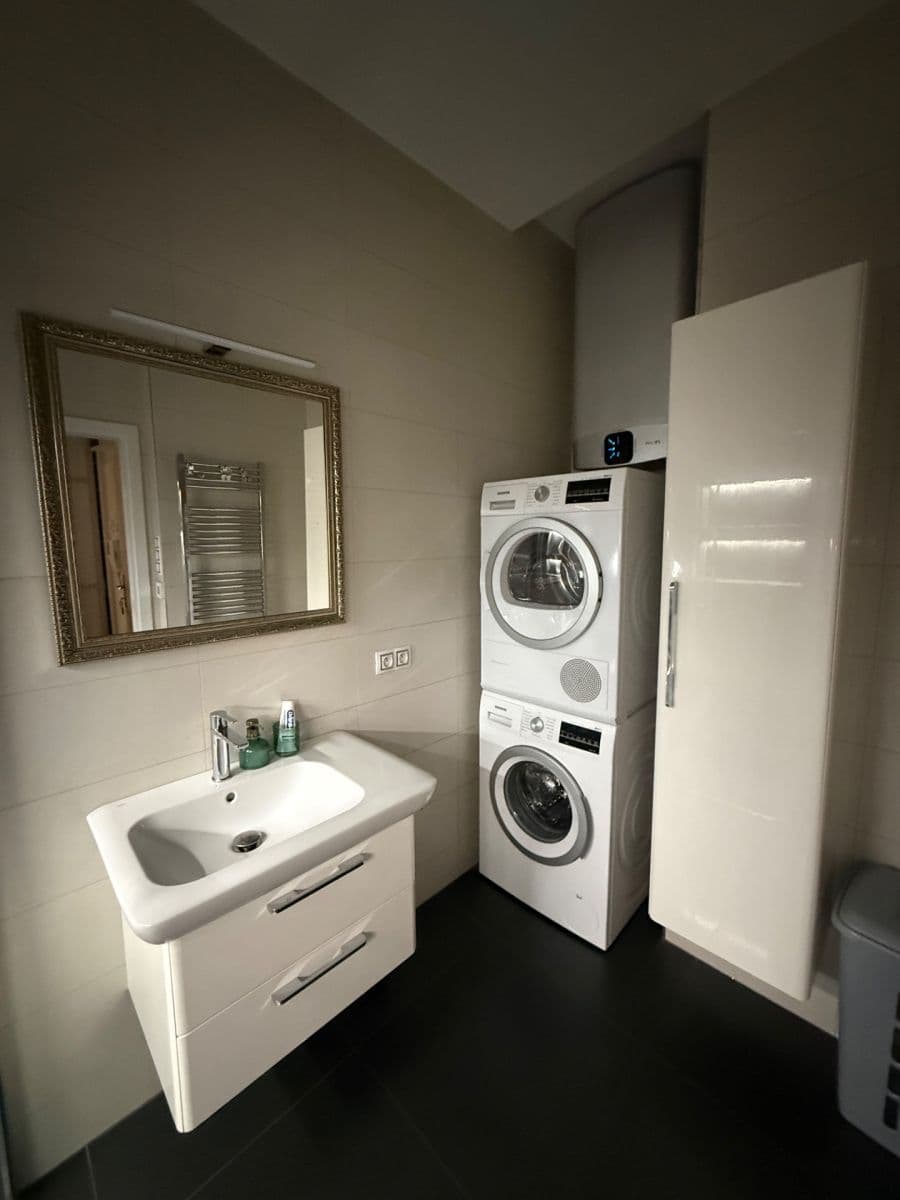 Prenájom bytu 2-izbový 53 m², U Svobodárny, Praha, Praha Prenájom bytu 2-izbový 53 m², U Svobodárny, Praha, Praha