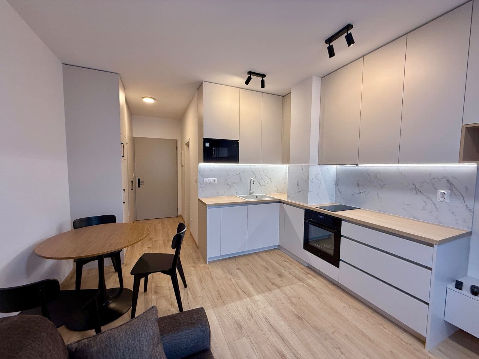 Prenájom bytu 1-izbový 29 m², Slnečnicová, Rovinka, Bratislavský kraj Prenájom bytu 1-izbový 29 m², Slnečnicová, Rovinka, Bratislavský kraj