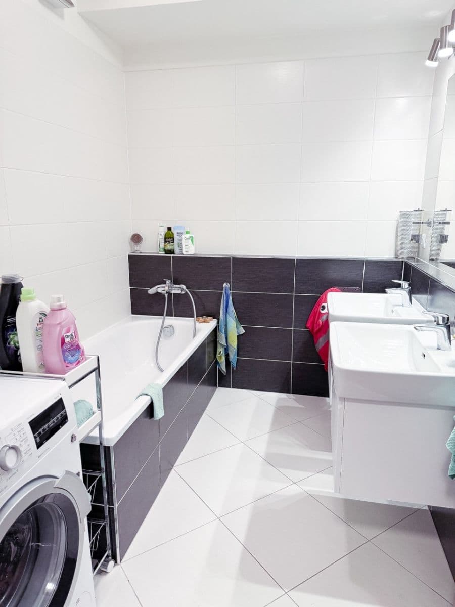 Prenájom bytu 4-izbový 122 m², náměstí Junkových, Praha, Praha Prenájom bytu 4-izbový 122 m², náměstí Junkových, Praha, Praha