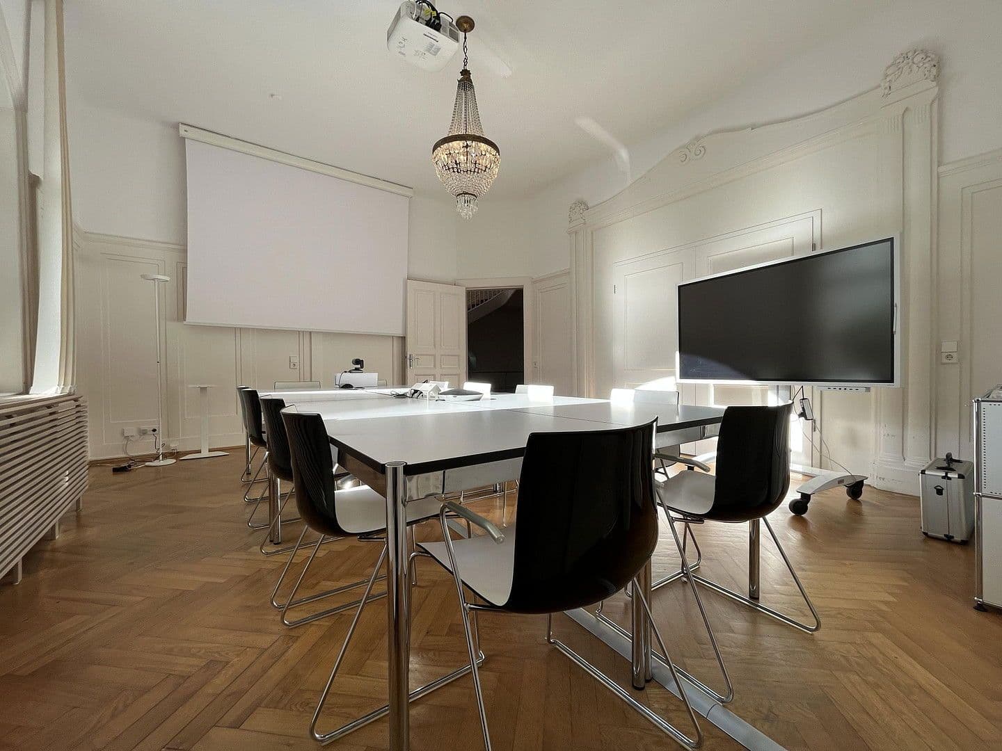 Prenájom kancelárie 21 m², Stuttgart, Bádensko-Wurttembersko Prenájom kancelárie 21 m², Stuttgart, Bádensko-Wurttembersko