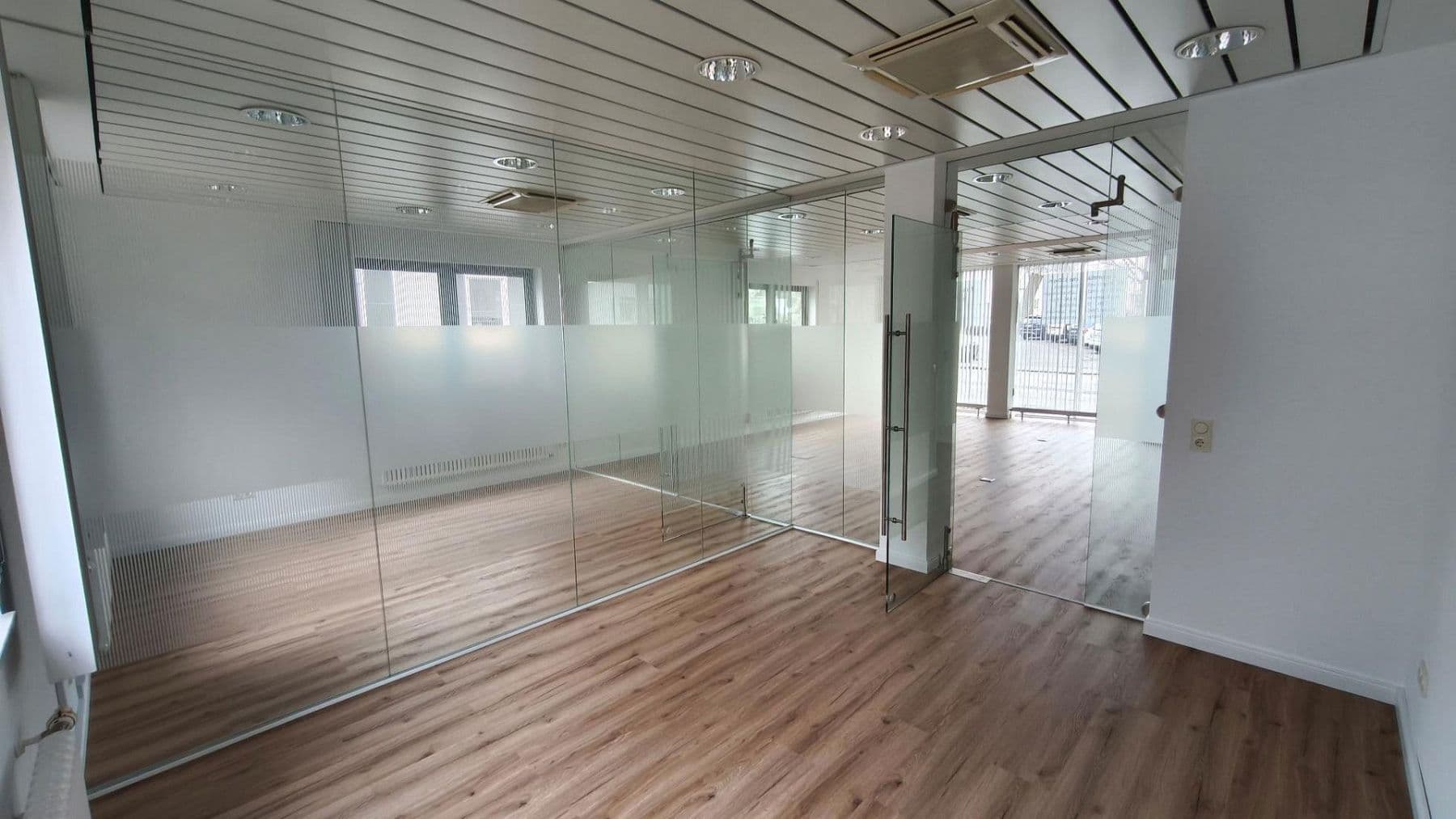 Prenájom kancelárie 130 m², Pfingstbrunnenstraße 1b, Schwalbach am Taunus, Hesensko Prenájom kancelárie 130 m², Pfingstbrunnenstraße 1b, Schwalbach am Taunus, Hesensko