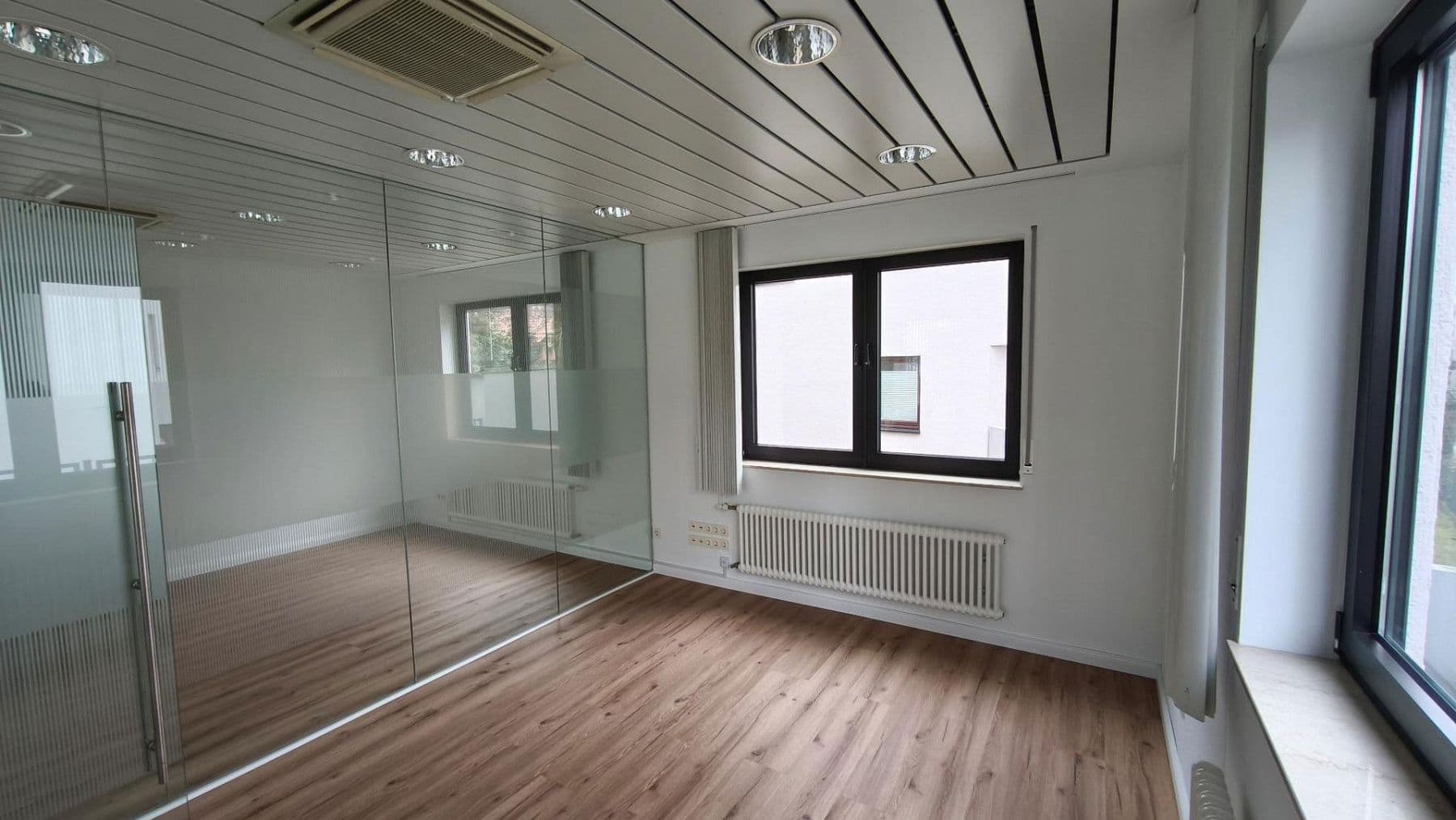 Prenájom kancelárie 130 m², Pfingstbrunnenstraße 1b, Schwalbach am Taunus, Hesensko Prenájom kancelárie 130 m², Pfingstbrunnenstraße 1b, Schwalbach am Taunus, Hesensko