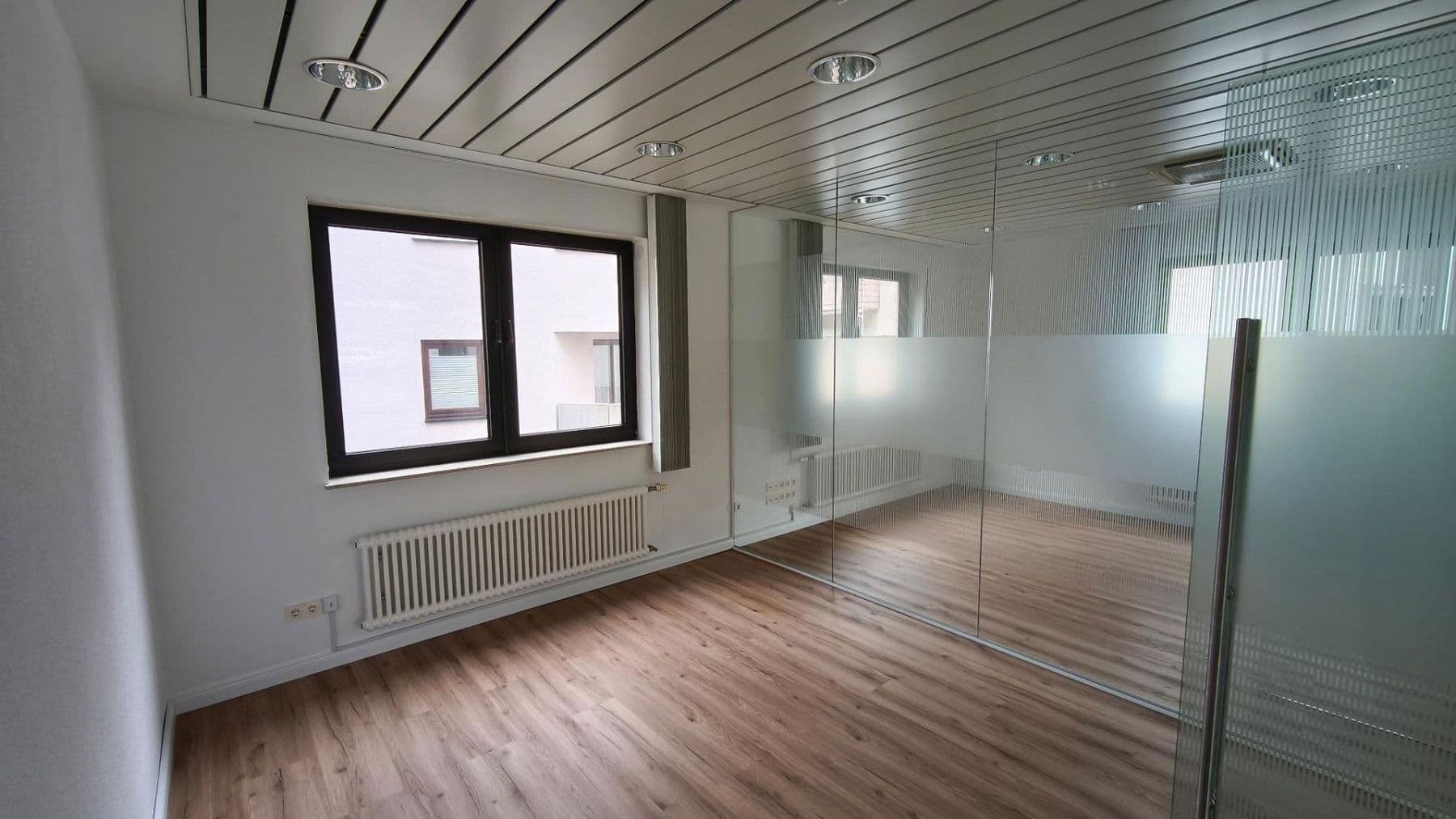 Prenájom kancelárie 130 m², Pfingstbrunnenstraße 1b, Schwalbach am Taunus, Hesensko Prenájom kancelárie 130 m², Pfingstbrunnenstraße 1b, Schwalbach am Taunus, Hesensko
