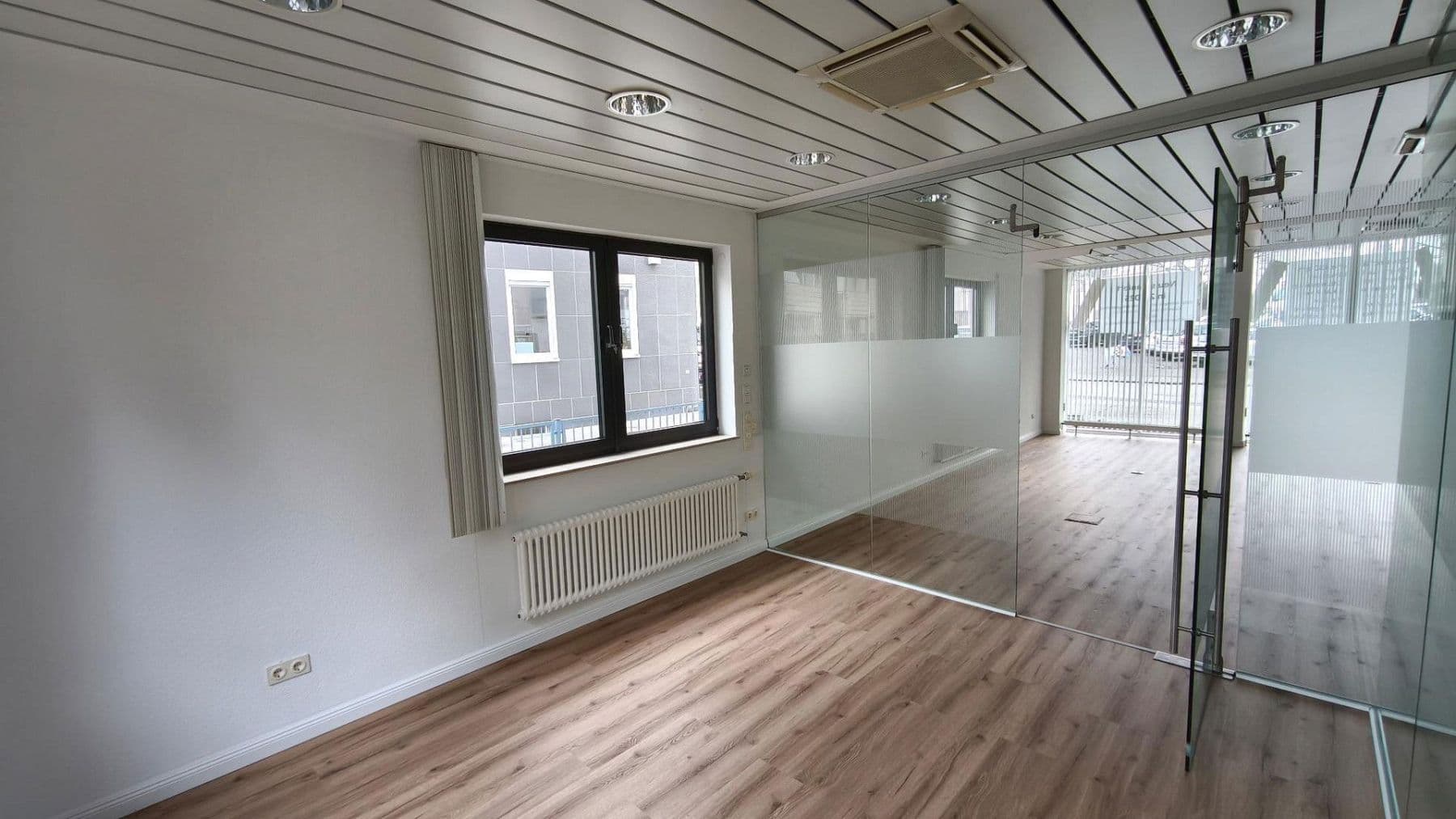 Prenájom kancelárie 130 m², Pfingstbrunnenstraße 1b, Schwalbach am Taunus, Hesensko Prenájom kancelárie 130 m², Pfingstbrunnenstraße 1b, Schwalbach am Taunus, Hesensko