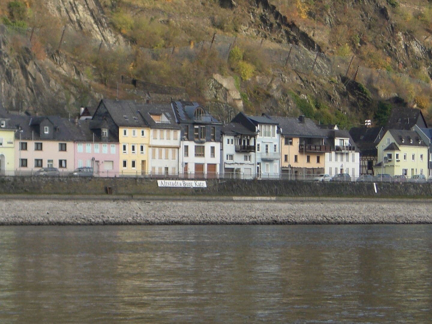 Predaj domu 145 m², pozemek 220 m², Rheinstrasse 28, Sankt Goarshausen, Porýnie-Falcko Predaj domu 145 m², pozemek 220 m², Rheinstrasse 28, Sankt Goarshausen, Porýnie-Falcko