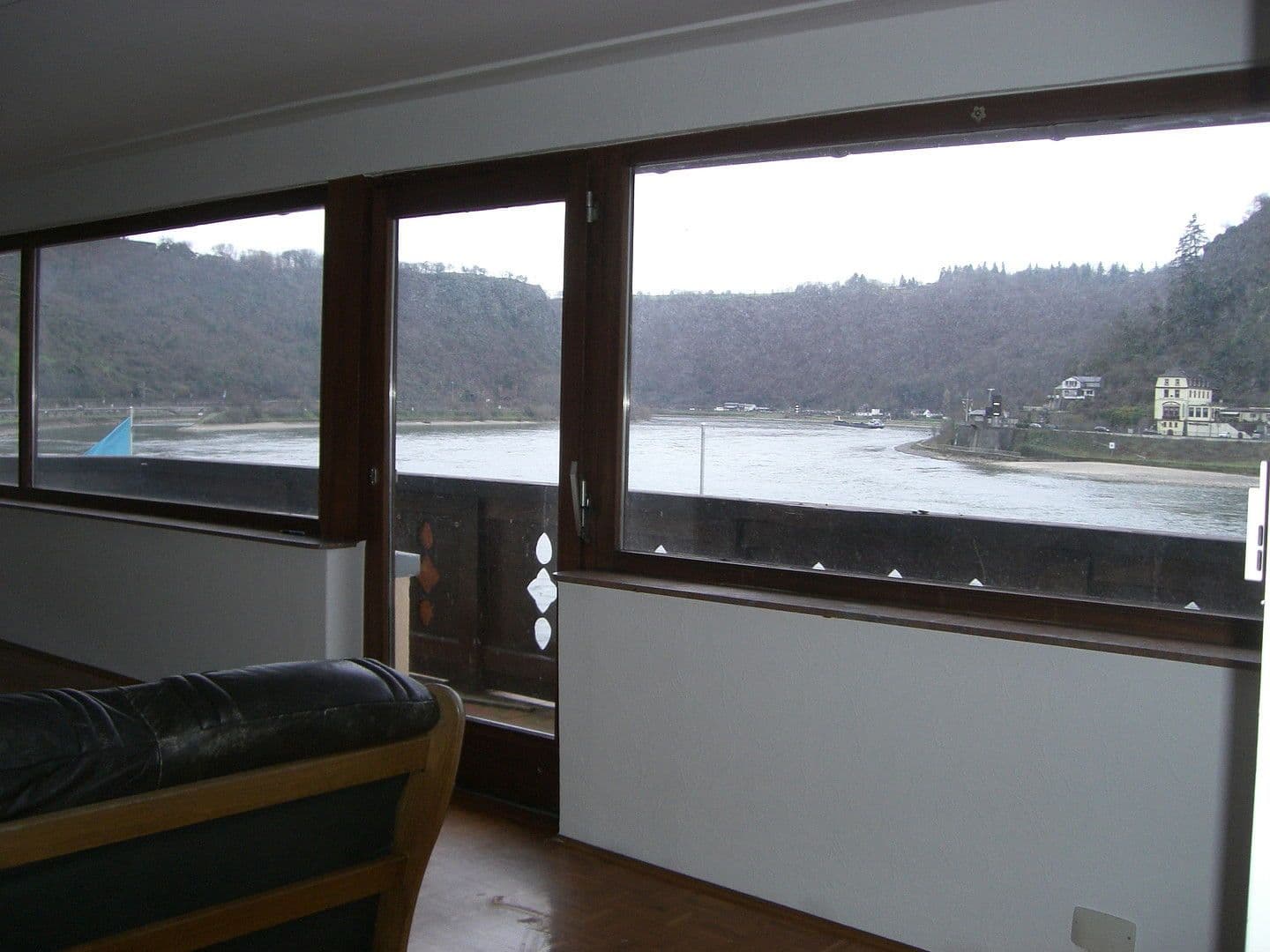 Predaj domu 145 m², pozemek 220 m², Rheinstrasse 28, Sankt Goarshausen, Porýnie-Falcko Predaj domu 145 m², pozemek 220 m², Rheinstrasse 28, Sankt Goarshausen, Porýnie-Falcko