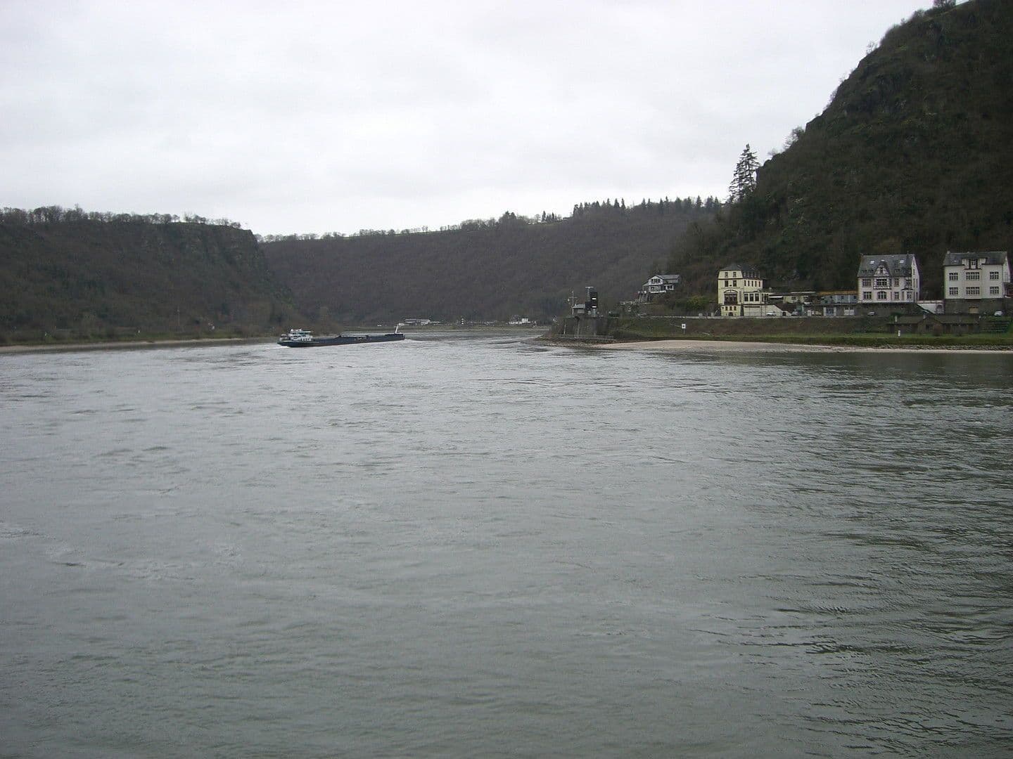 Predaj domu 145 m², pozemek 220 m², Rheinstrasse 28, Sankt Goarshausen, Porýnie-Falcko Predaj domu 145 m², pozemek 220 m², Rheinstrasse 28, Sankt Goarshausen, Porýnie-Falcko