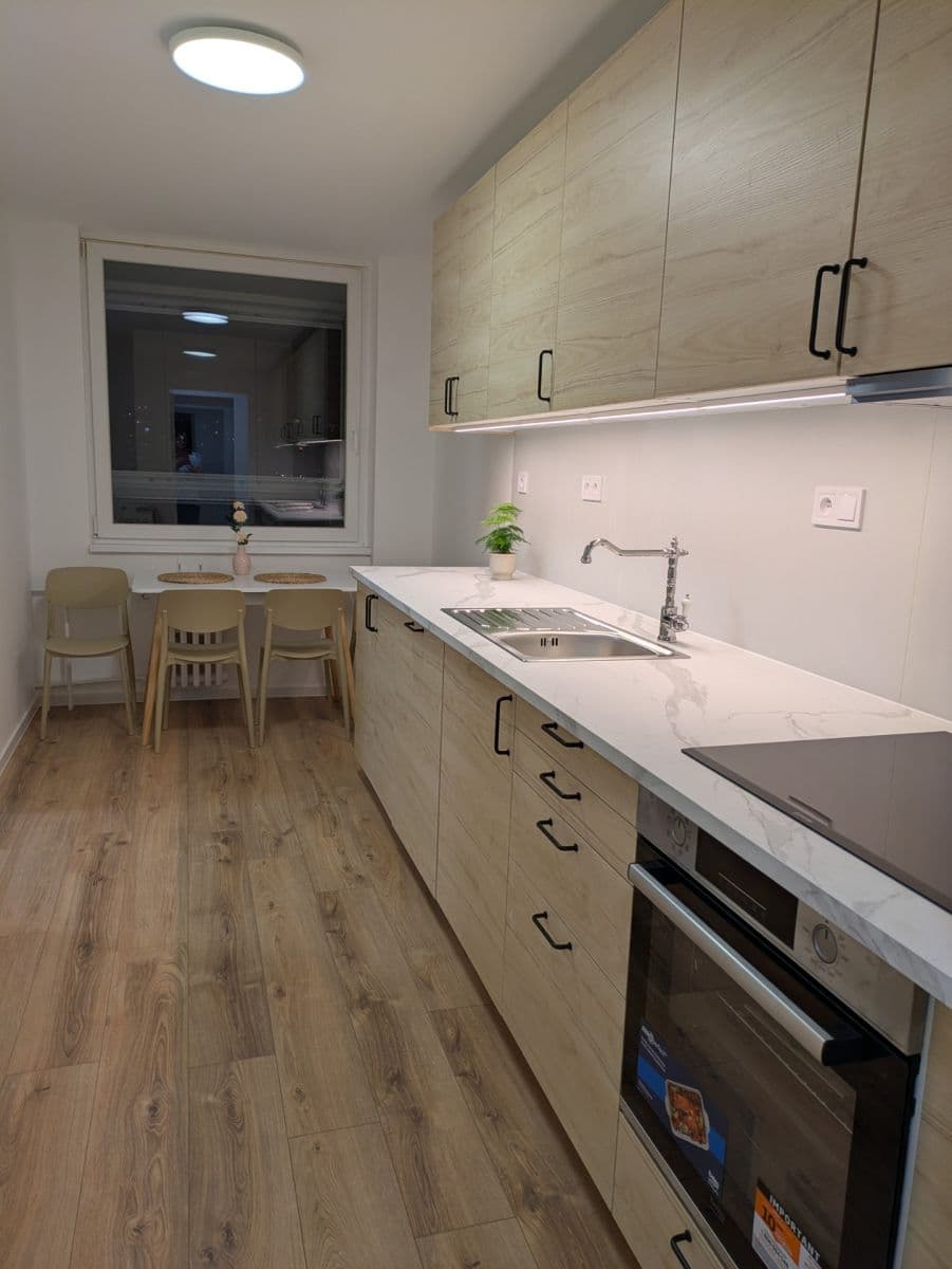 Prenájom bytu 4-izbový 78 m², Suchý vršek, Praha, Praha Prenájom bytu 4-izbový 78 m², Suchý vršek, Praha, Praha