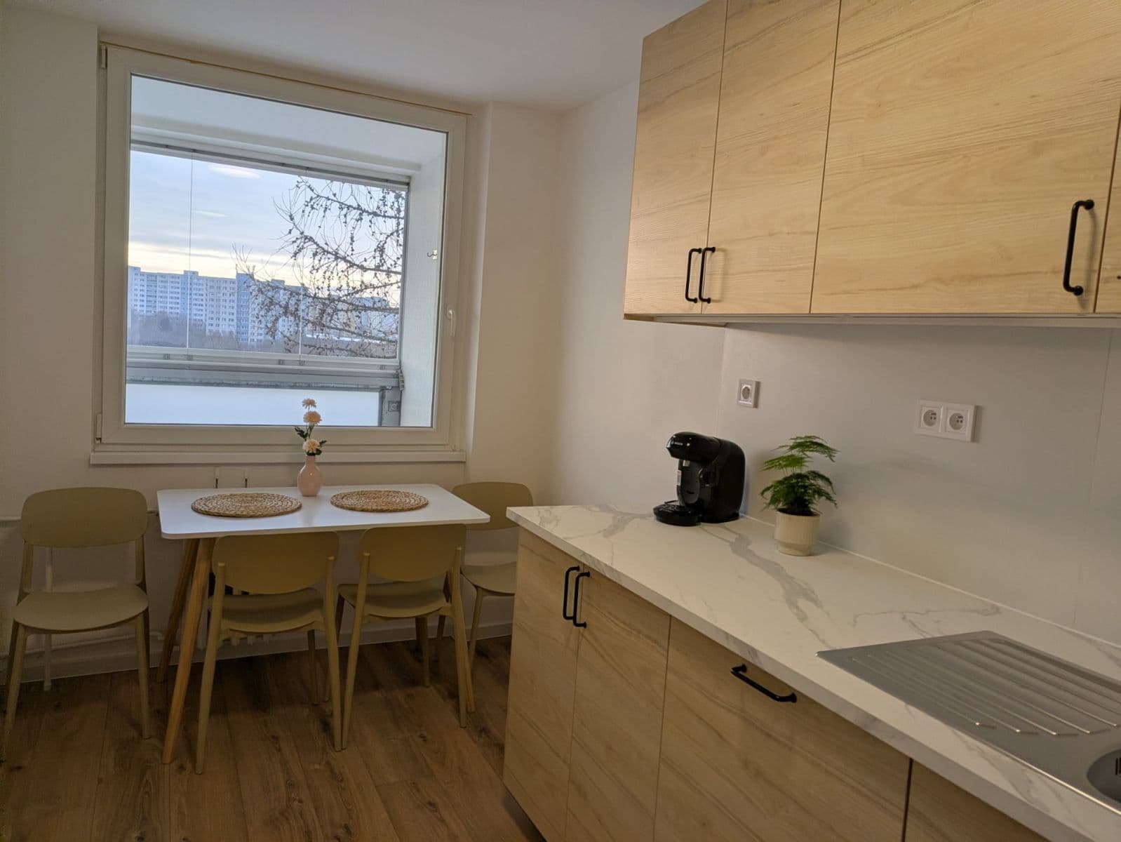 Prenájom bytu 4-izbový 78 m², Suchý vršek, Praha, Praha Prenájom bytu 4-izbový 78 m², Suchý vršek, Praha, Praha