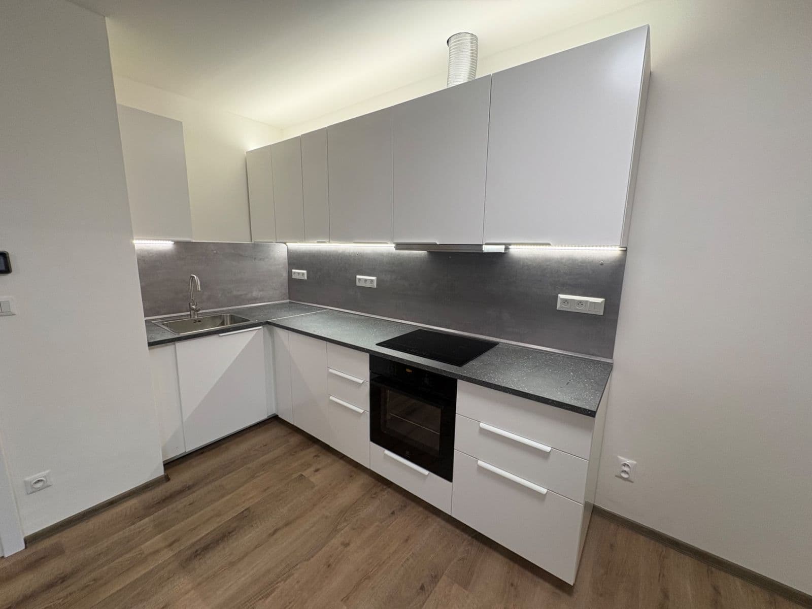 Prenájom bytu 2-izbový 65 m², Okružní, Jihlava, Kraj Vysočina Prenájom bytu 2-izbový 65 m², Okružní, Jihlava, Kraj Vysočina