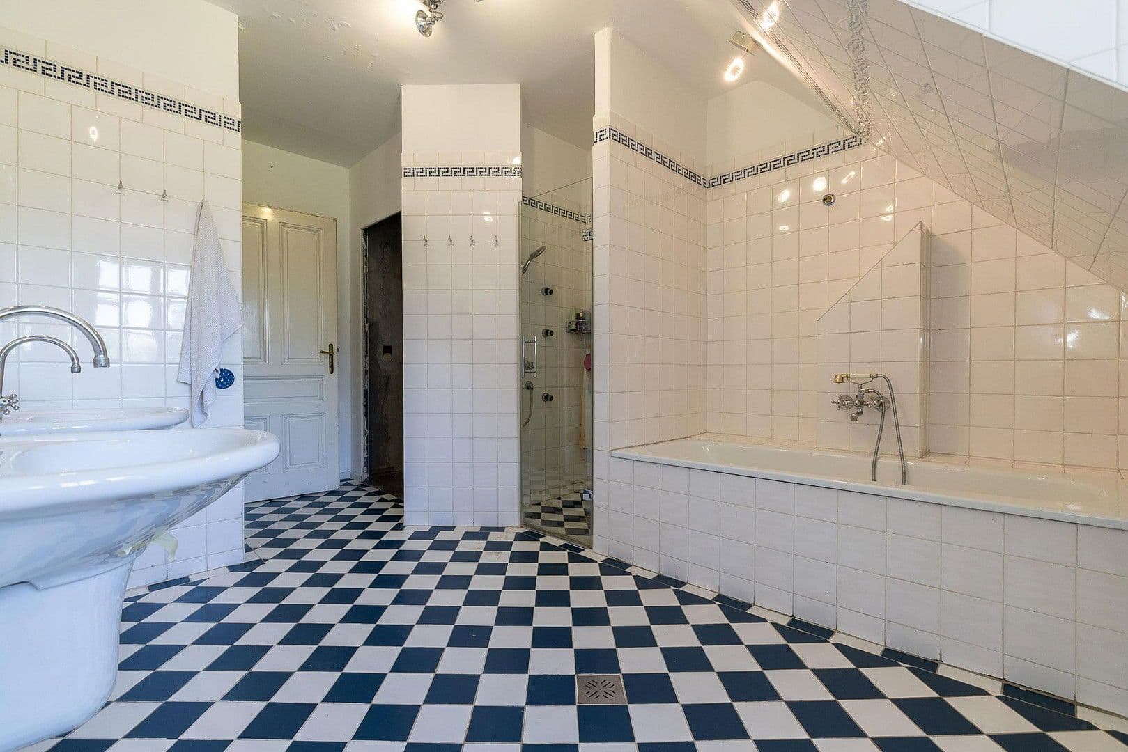 Predaj domu 282 m², pozemek 575 m², Eichwaldgasse 14, Baden, Dolné Rakúsko Predaj domu 282 m², pozemek 575 m², Eichwaldgasse 14, Baden, Dolné Rakúsko