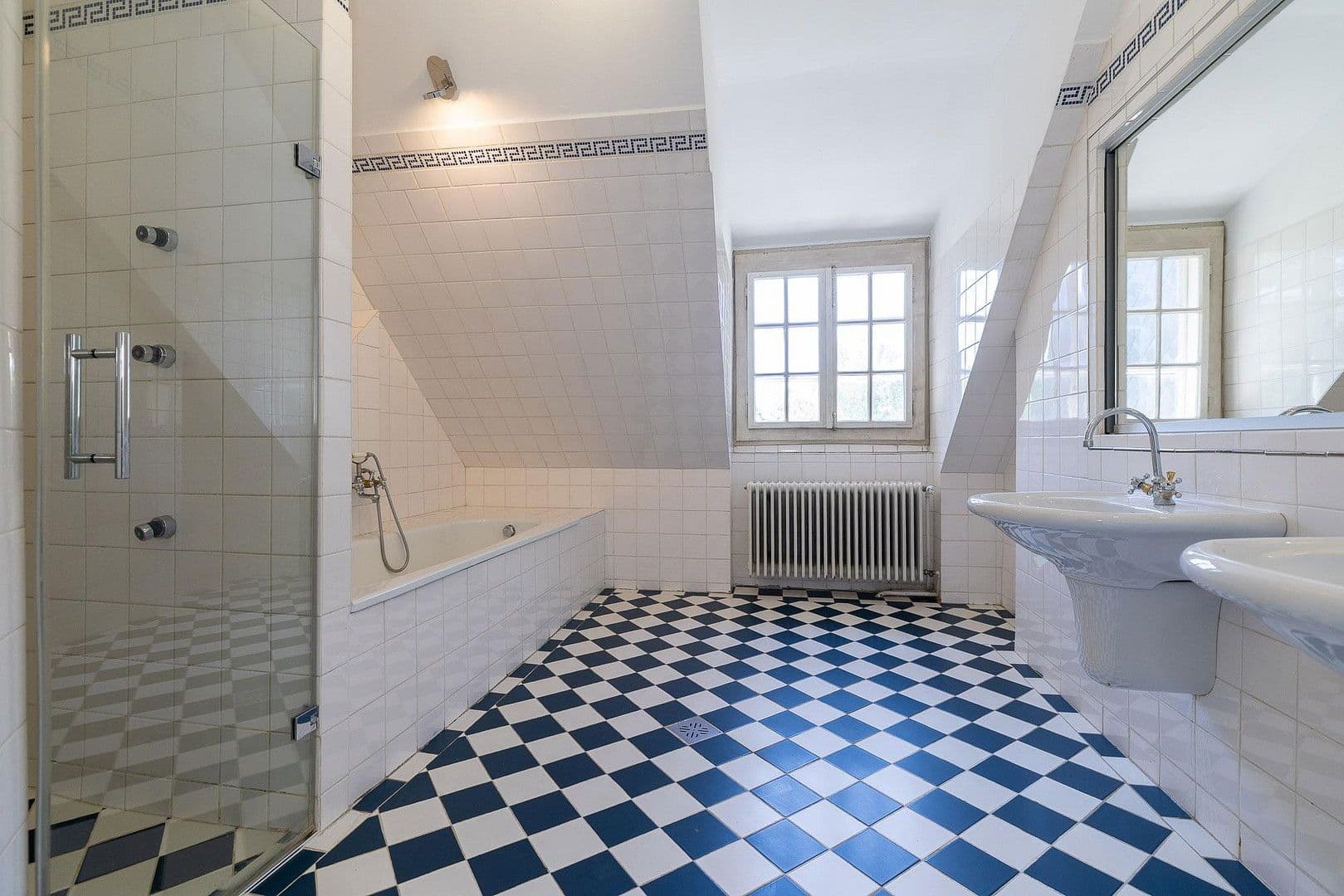 Predaj domu 282 m², pozemek 575 m², Eichwaldgasse 14, Baden, Dolné Rakúsko Predaj domu 282 m², pozemek 575 m², Eichwaldgasse 14, Baden, Dolné Rakúsko