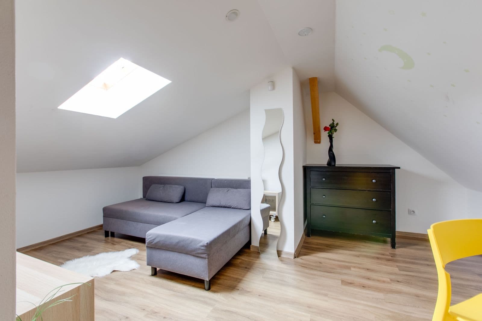 Prenájom bytu 3-izbový 75 m², Oldřichova, Praha, Praha Prenájom bytu 3-izbový 75 m², Oldřichova, Praha, Praha