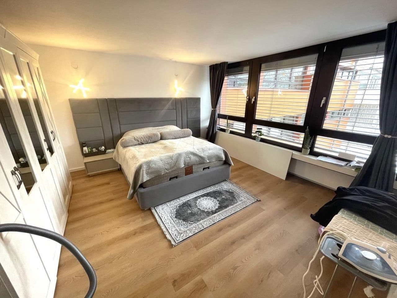 Predaj bytu 4-izbový 100 m², Erich-Ollenhauer-Straße, Düsseldorf, Severné Porýnie - Westfálsko Predaj bytu 4-izbový 100 m², Erich-Ollenhauer-Straße, Düsseldorf, Severné Porýnie - Westfálsko
