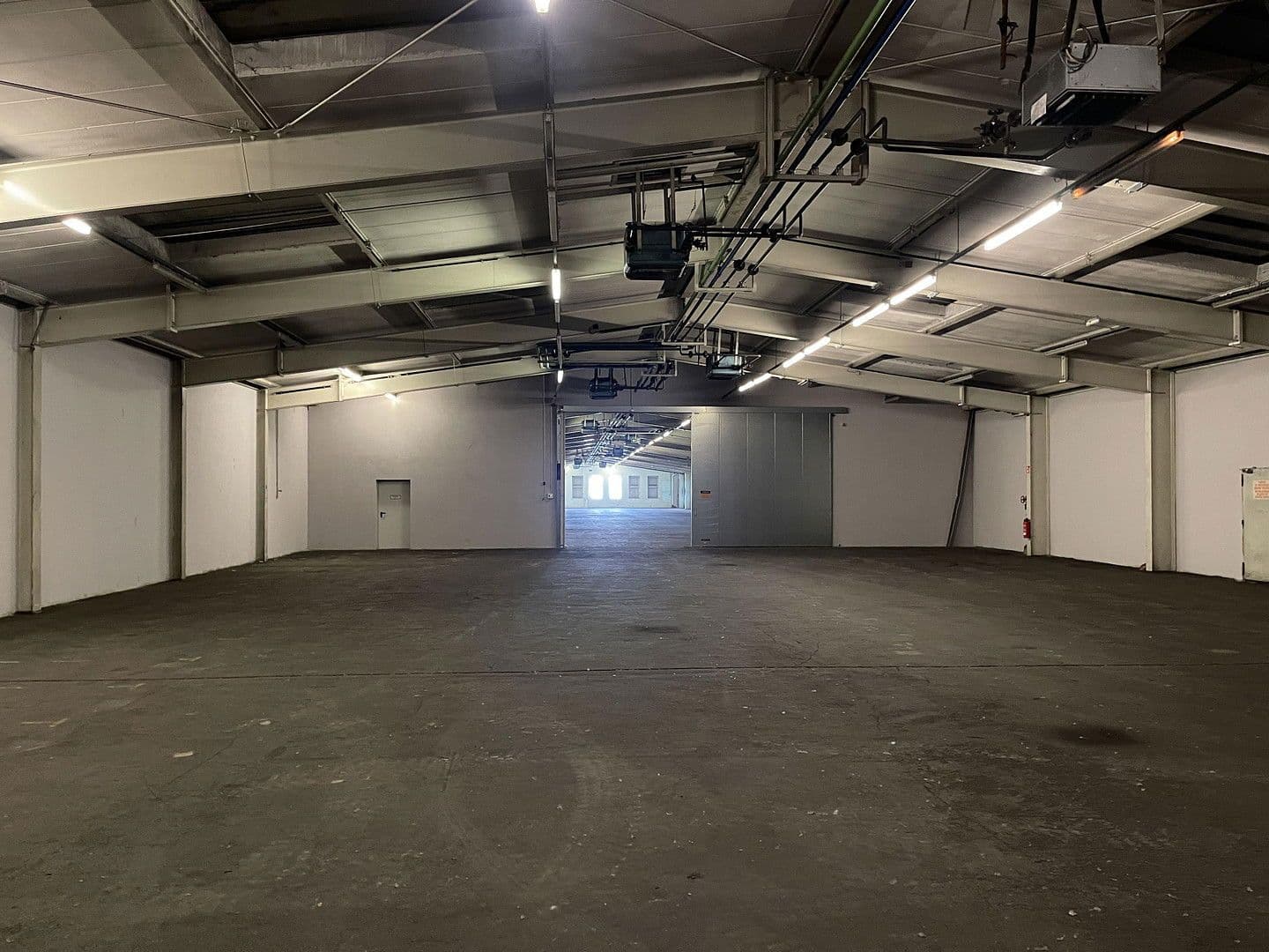 Prenájom nebytového priestoru 2.200 m², Im Gewerbepark 1, Hunderdorf, Bavorsko Prenájom nebytového priestoru 2.200 m², Im Gewerbepark 1, Hunderdorf, Bavorsko