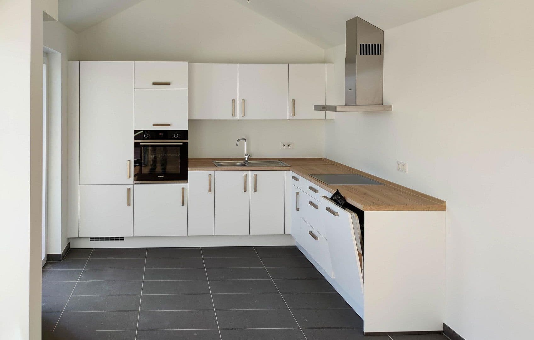 Prenájom bytu 4-izbový 123 m², Karolinenstr. 22, Fürth, Bavorsko Prenájom bytu 4-izbový 123 m², Karolinenstr. 22, Fürth, Bavorsko