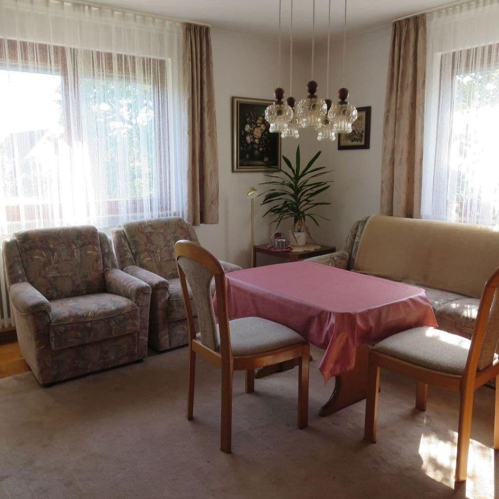 Predaj domu 123 m², pozemek 1.238 m², Uhlandstaße 9, Grabenstetten, Bádensko-Wurttembersko Predaj domu 123 m², pozemek 1.238 m², Uhlandstaße 9, Grabenstetten, Bádensko-Wurttembersko