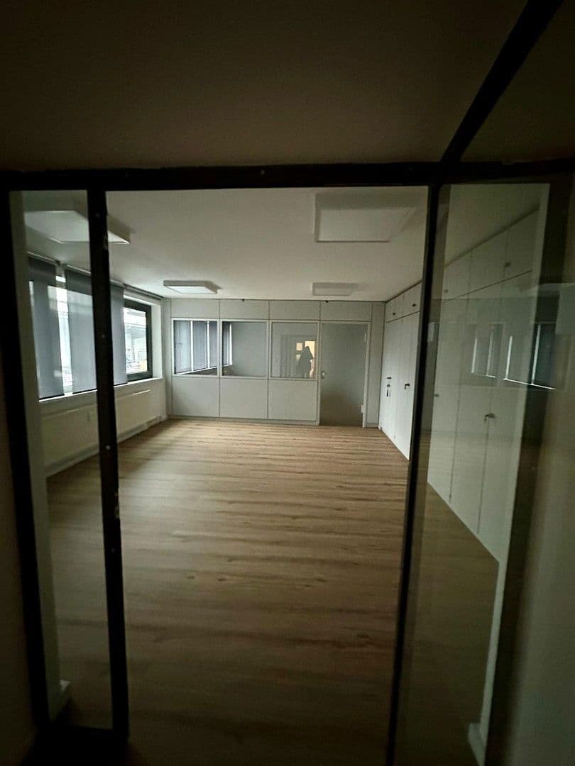 Prenájom kancelárie 298 m², Frankfurt am Main, Hesensko Prenájom kancelárie 298 m², Frankfurt am Main, Hesensko