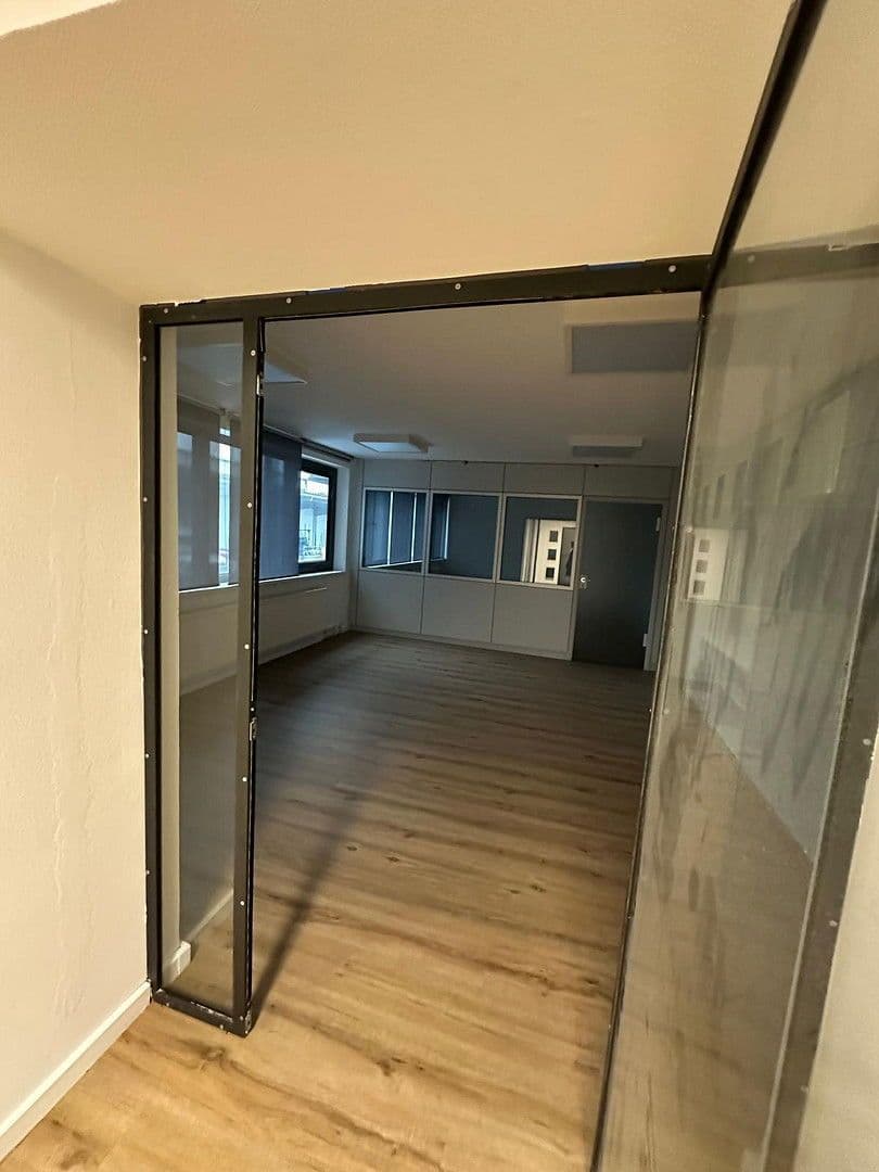 Prenájom kancelárie 298 m², Frankfurt am Main, Hesensko Prenájom kancelárie 298 m², Frankfurt am Main, Hesensko