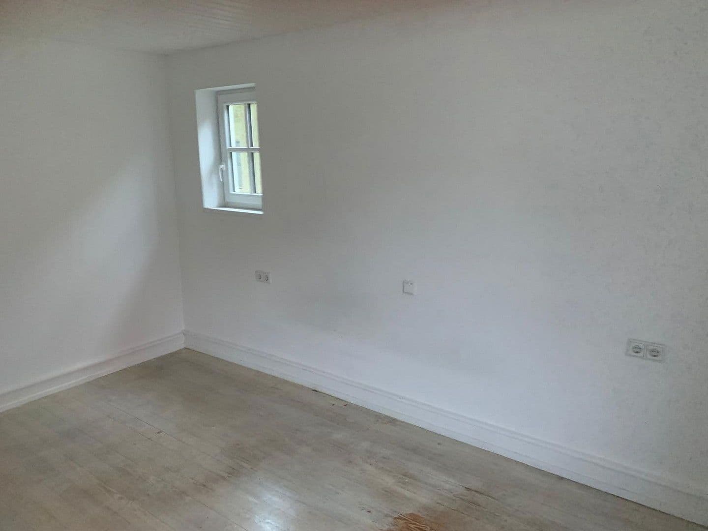 Prenájom bytu 4-izbový 110 m², Worms-Pfeddersheim, Porýnie-Falcko Prenájom bytu 4-izbový 110 m², Worms-Pfeddersheim, Porýnie-Falcko