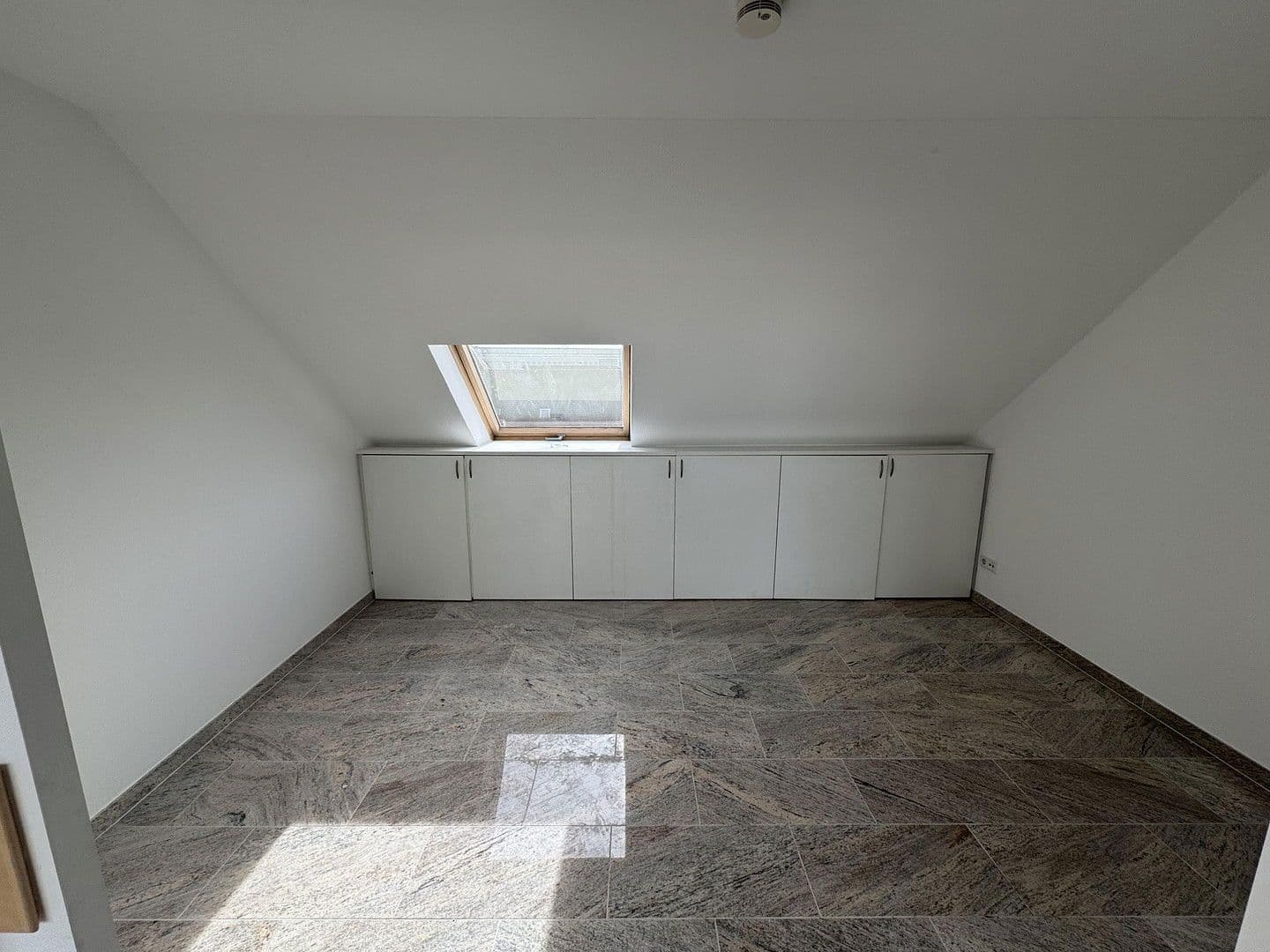 Prenájom bytu 3-izbový 123 m², Köln, Severné Porýnie - Westfálsko Prenájom bytu 3-izbový 123 m², Köln, Severné Porýnie - Westfálsko