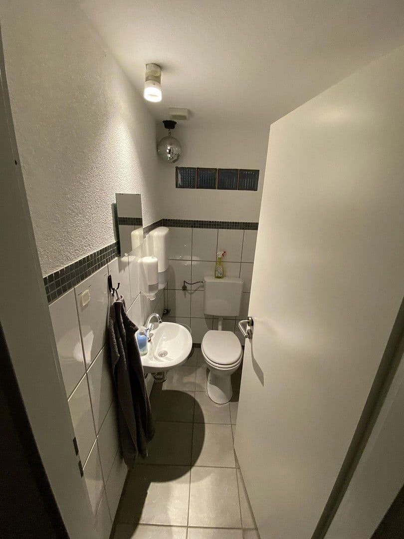 Prenájom nebytového priestoru 5.000 m², Auffeld, 33, Tönisvorst, Severné Porýnie - Westfálsko Prenájom nebytového priestoru 5.000 m², Auffeld, 33, Tönisvorst, Severné Porýnie - Westfálsko