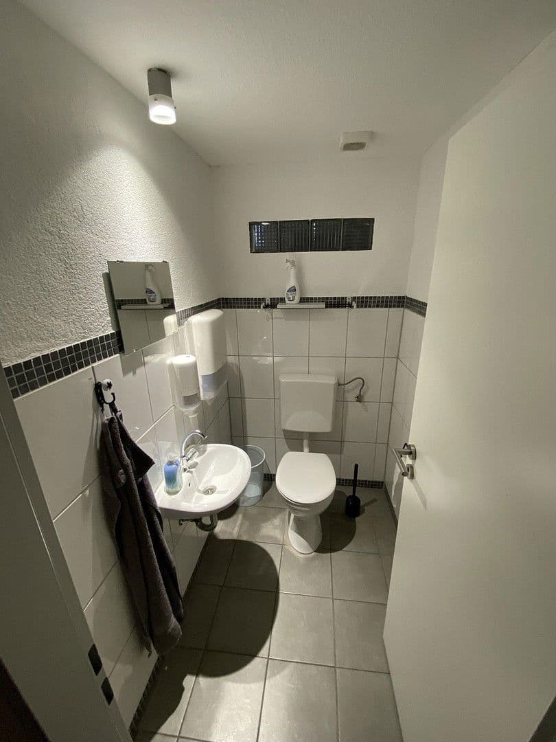 Prenájom nebytového priestoru 5.000 m², Auffeld, 33, Tönisvorst, Severné Porýnie - Westfálsko Prenájom nebytového priestoru 5.000 m², Auffeld, 33, Tönisvorst, Severné Porýnie - Westfálsko