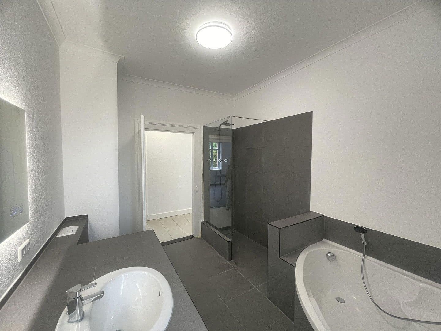 Predaj domu 172 m², pozemek 404 m², Müllheim im Markgräflerland, Bádensko-Wurttembersko Predaj domu 172 m², pozemek 404 m², Müllheim im Markgräflerland, Bádensko-Wurttembersko