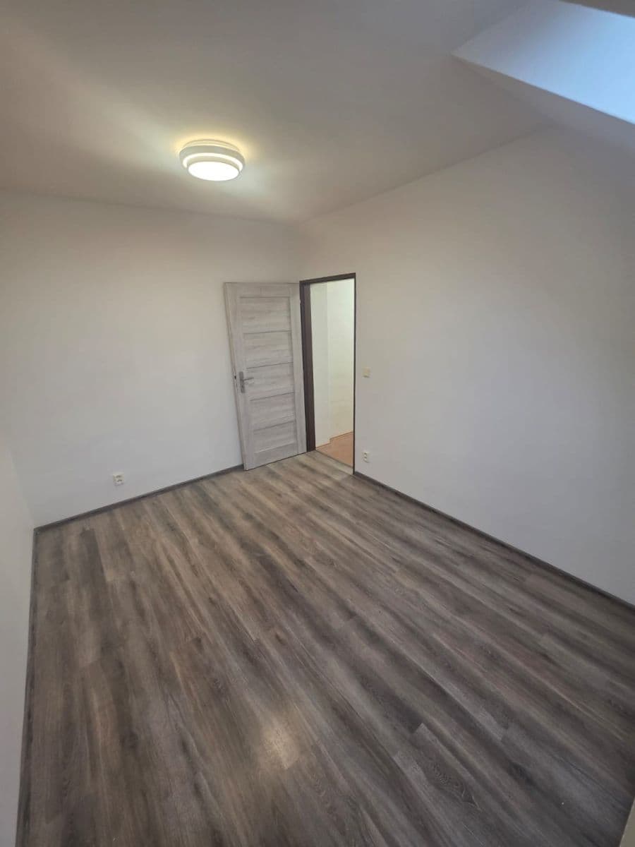 Prenájom bytu 1-izbový 18 m², Hlavní, Panenské Břežany, Středočeský kraj Prenájom bytu 1-izbový 18 m², Hlavní, Panenské Břežany, Středočeský kraj