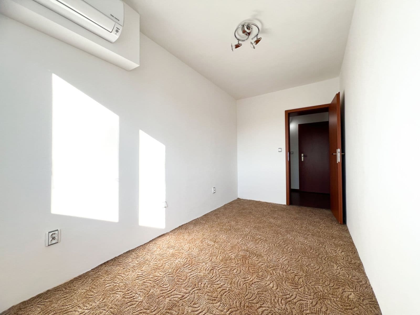 Prenájom bytu 3-izbový 56 m², Ječná, Hradec Králové, Královéhradecký kraj Prenájom bytu 3-izbový 56 m², Ječná, Hradec Králové, Královéhradecký kraj