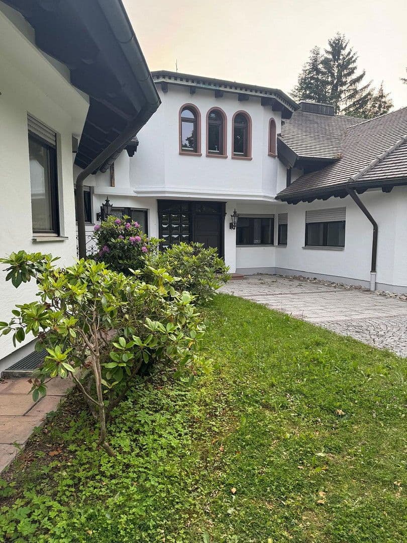 Predaj domu 540 m², pozemek 5.943 m², Waldweg 15, Kötz, Bavorsko Predaj domu 540 m², pozemek 5.943 m², Waldweg 15, Kötz, Bavorsko