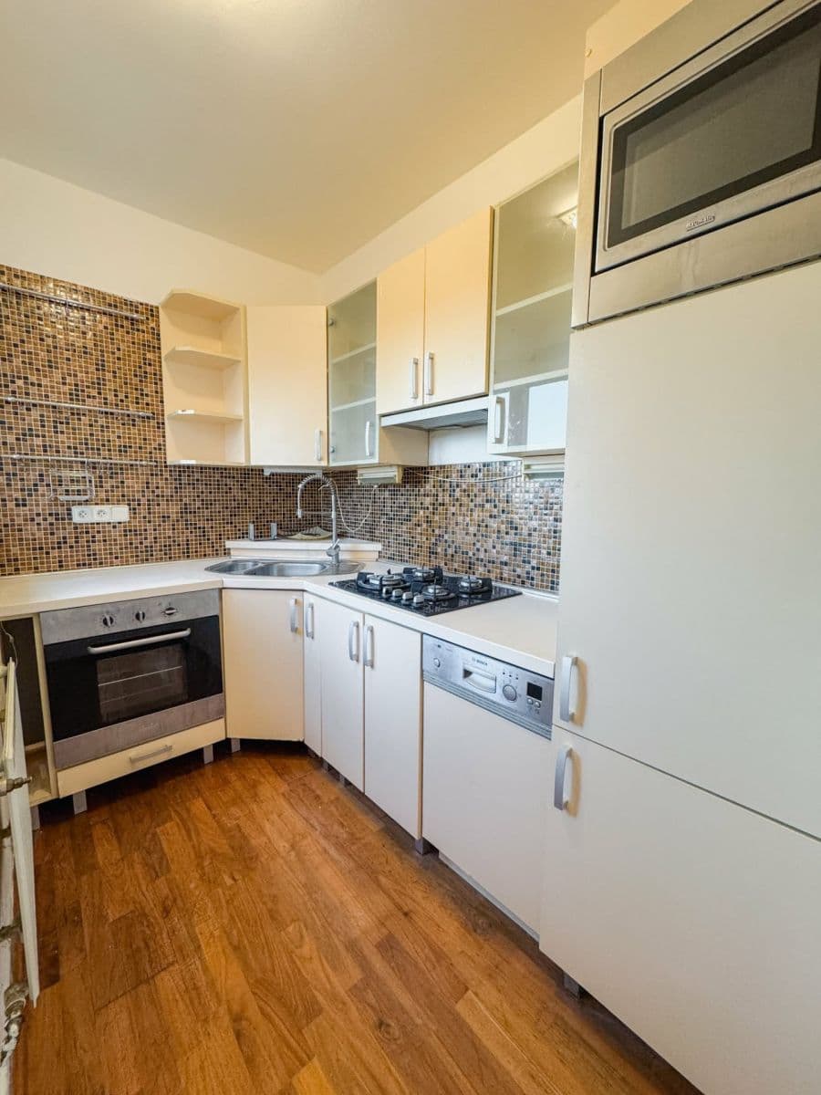 Prenájom bytu 3-izbový 61 m², Varšavská, Praha, Praha Prenájom bytu 3-izbový 61 m², Varšavská, Praha, Praha